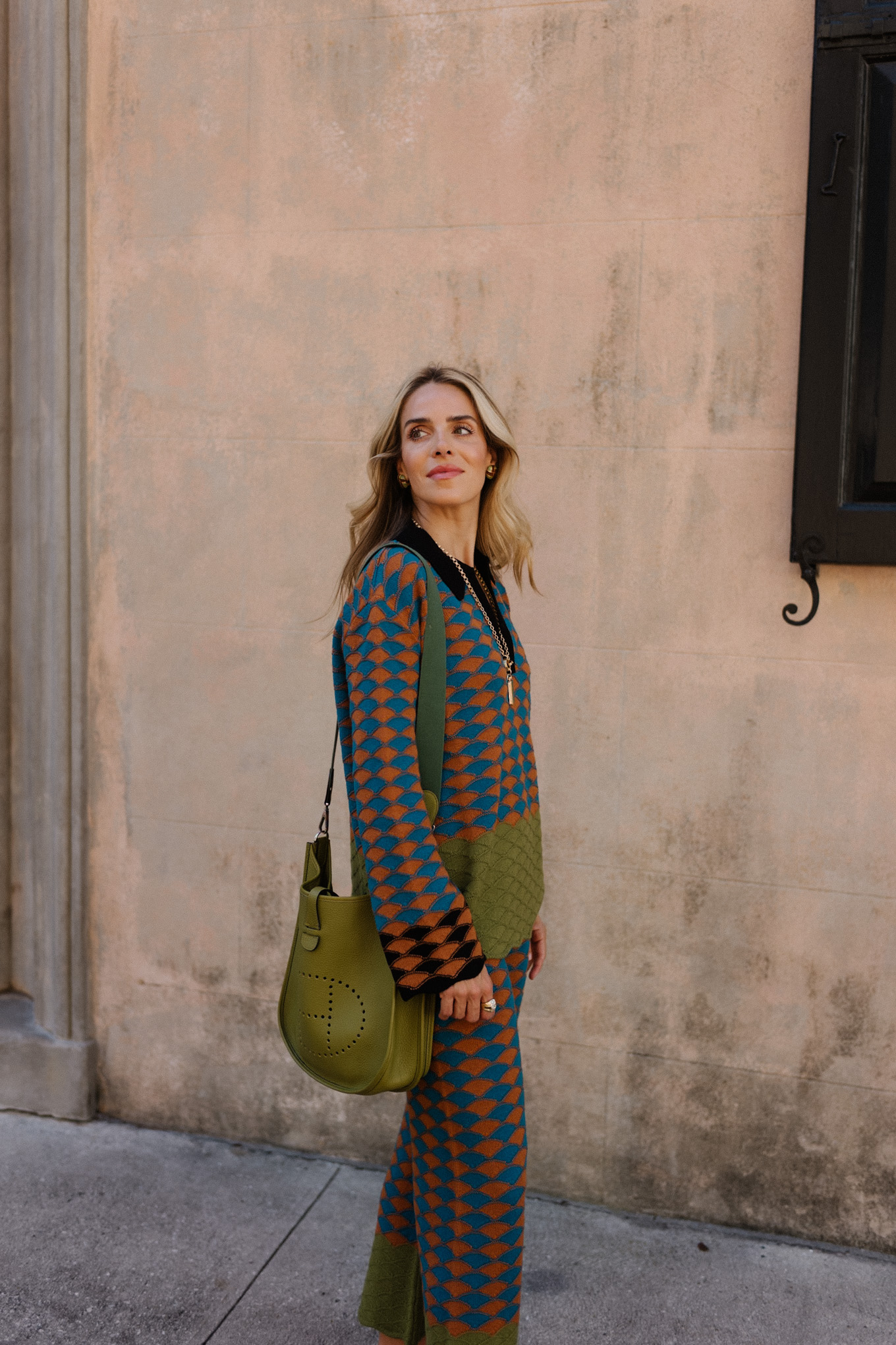 Ensemble pull-pantalon graphique, sac bandoulière vert, mules en daim marron
