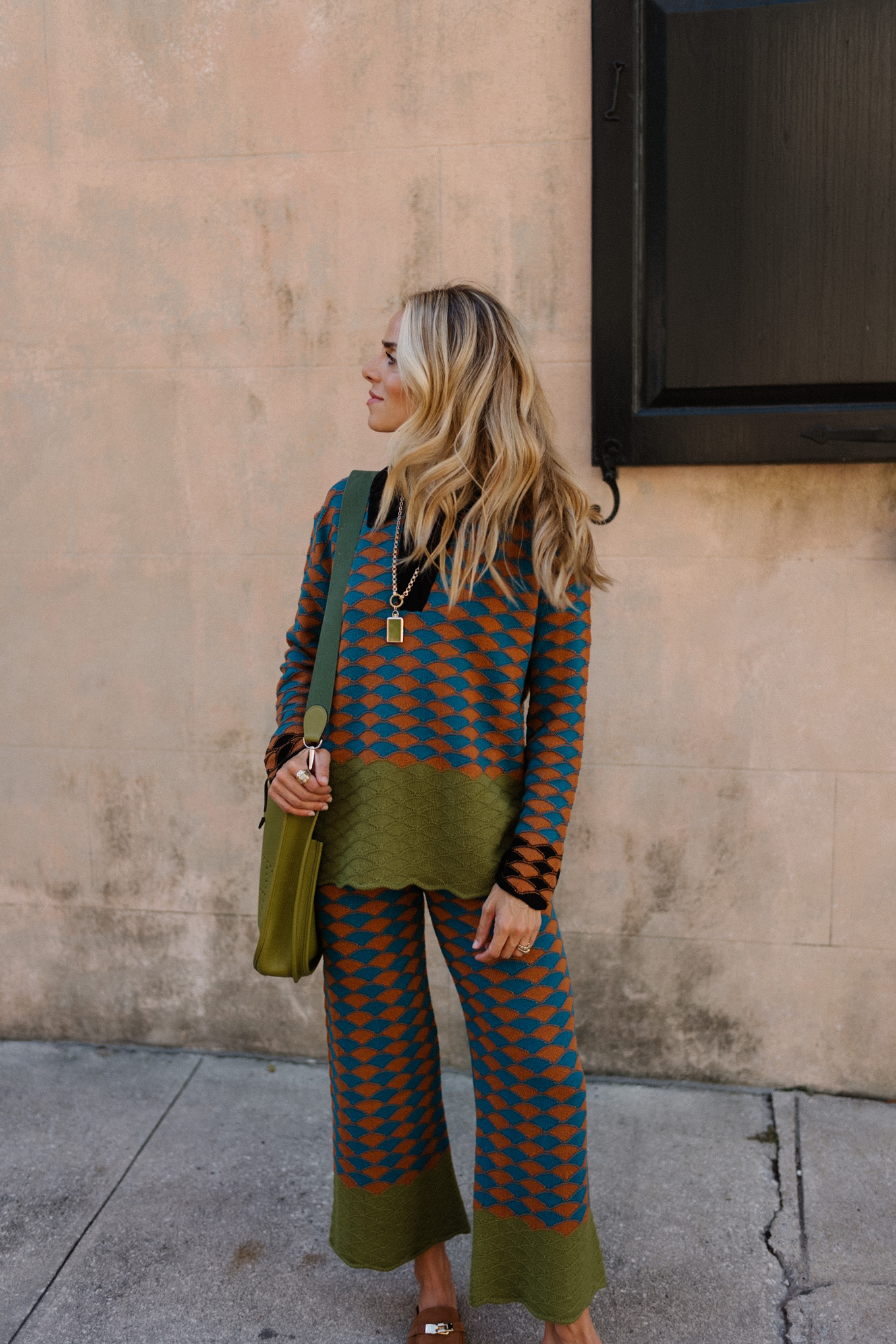 Ensemble pull-pantalon graphique, sac bandoulière vert, mules en daim marron