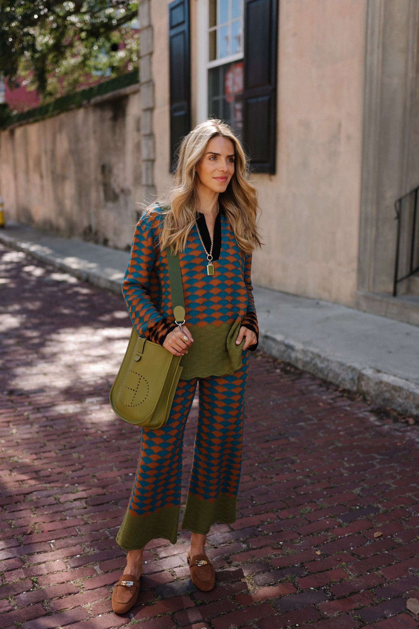 Ensemble pull-pantalon graphique, sac bandoulière vert, mules en daim marron