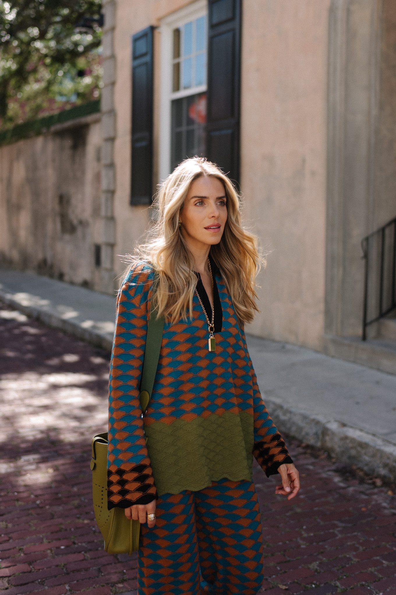 Ensemble pull-pantalon graphique, sac bandoulière vert, mules en daim marron