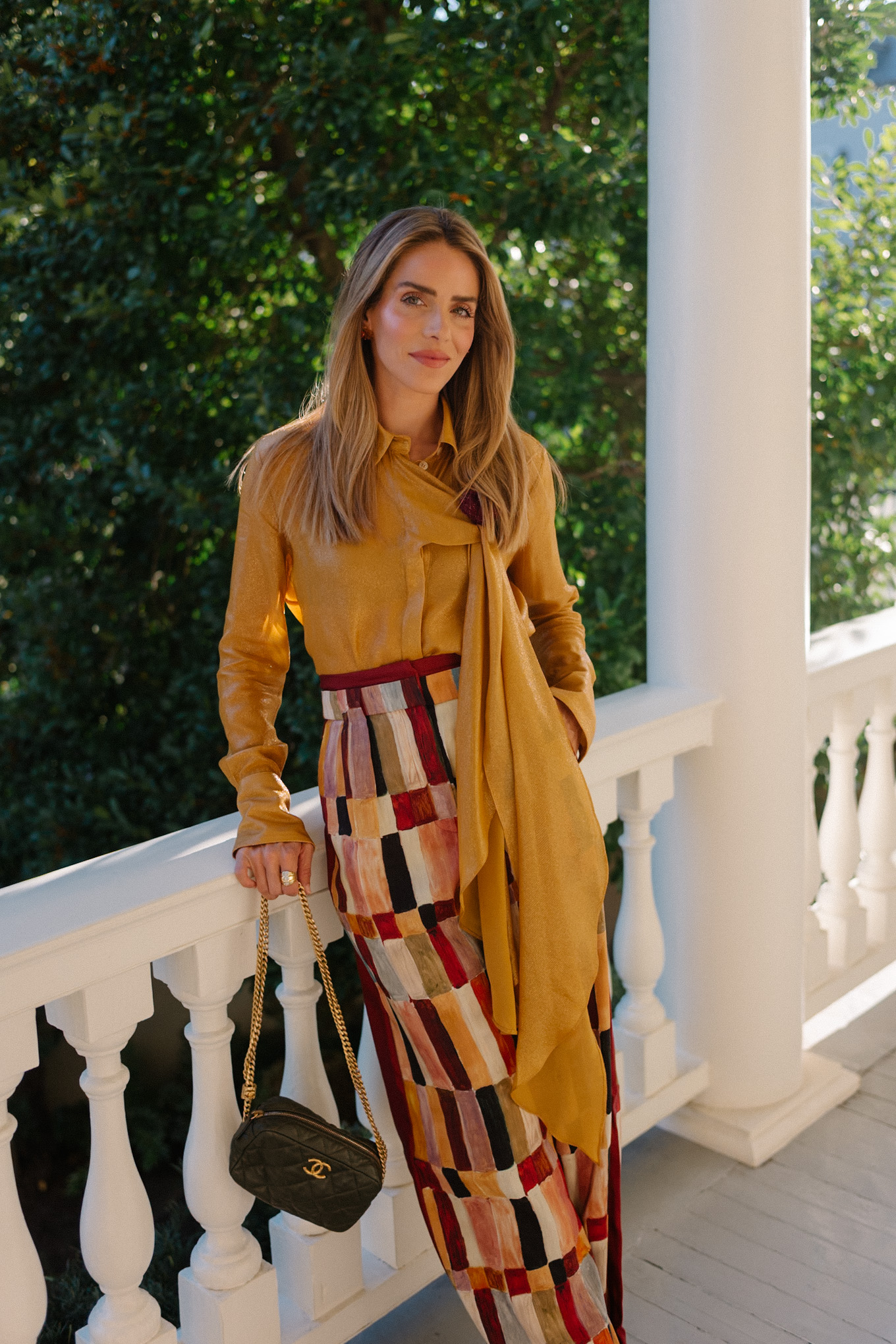 Top doré, broche fleur, couleur : pantalon carrelé