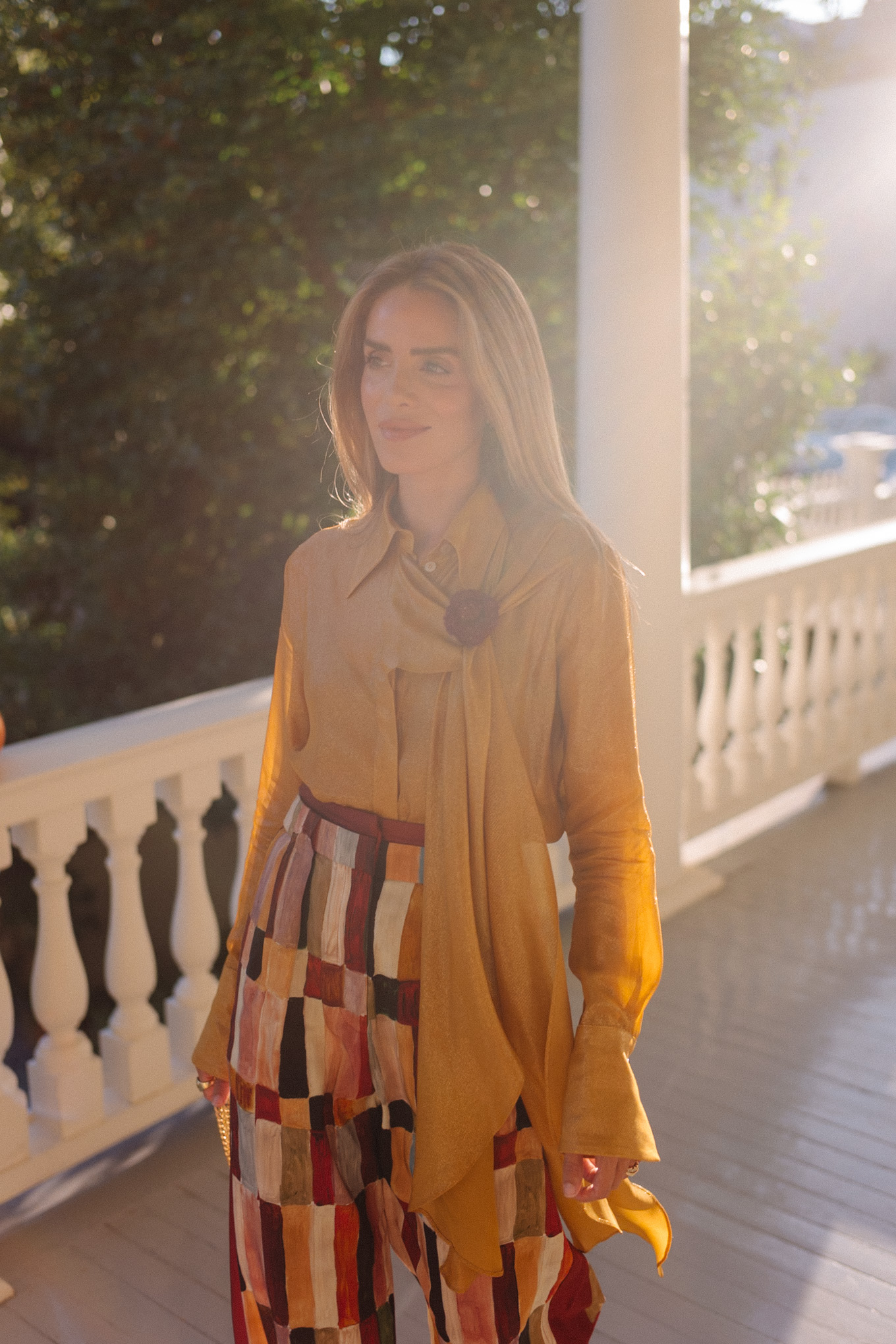 Top doré, broche fleur, couleur : pantalon carrelé