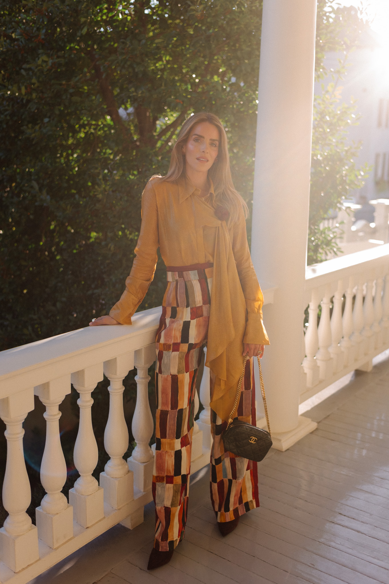 Top doré, broche fleur, couleur : pantalon carrelé