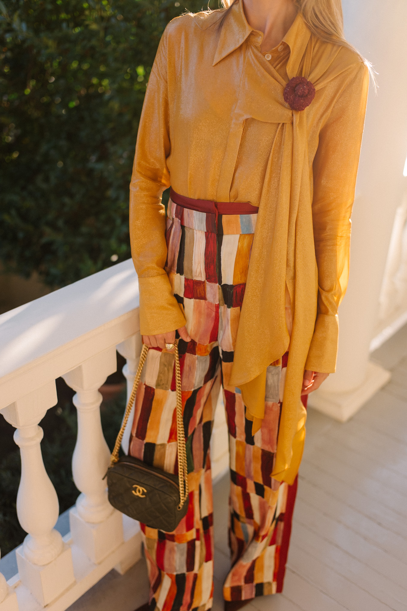 Top doré, broche fleur, couleur : pantalon carrelé