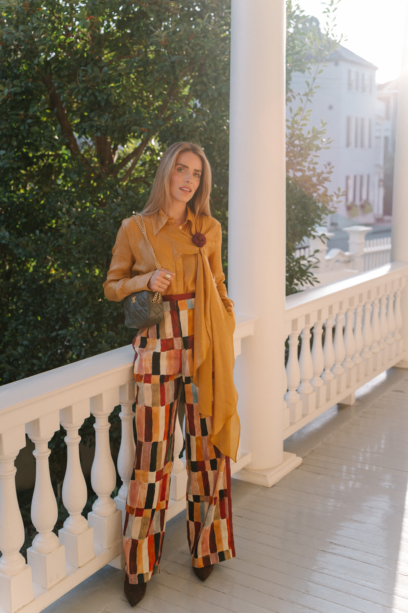 Top doré, broche fleur, couleur : pantalon carrelé