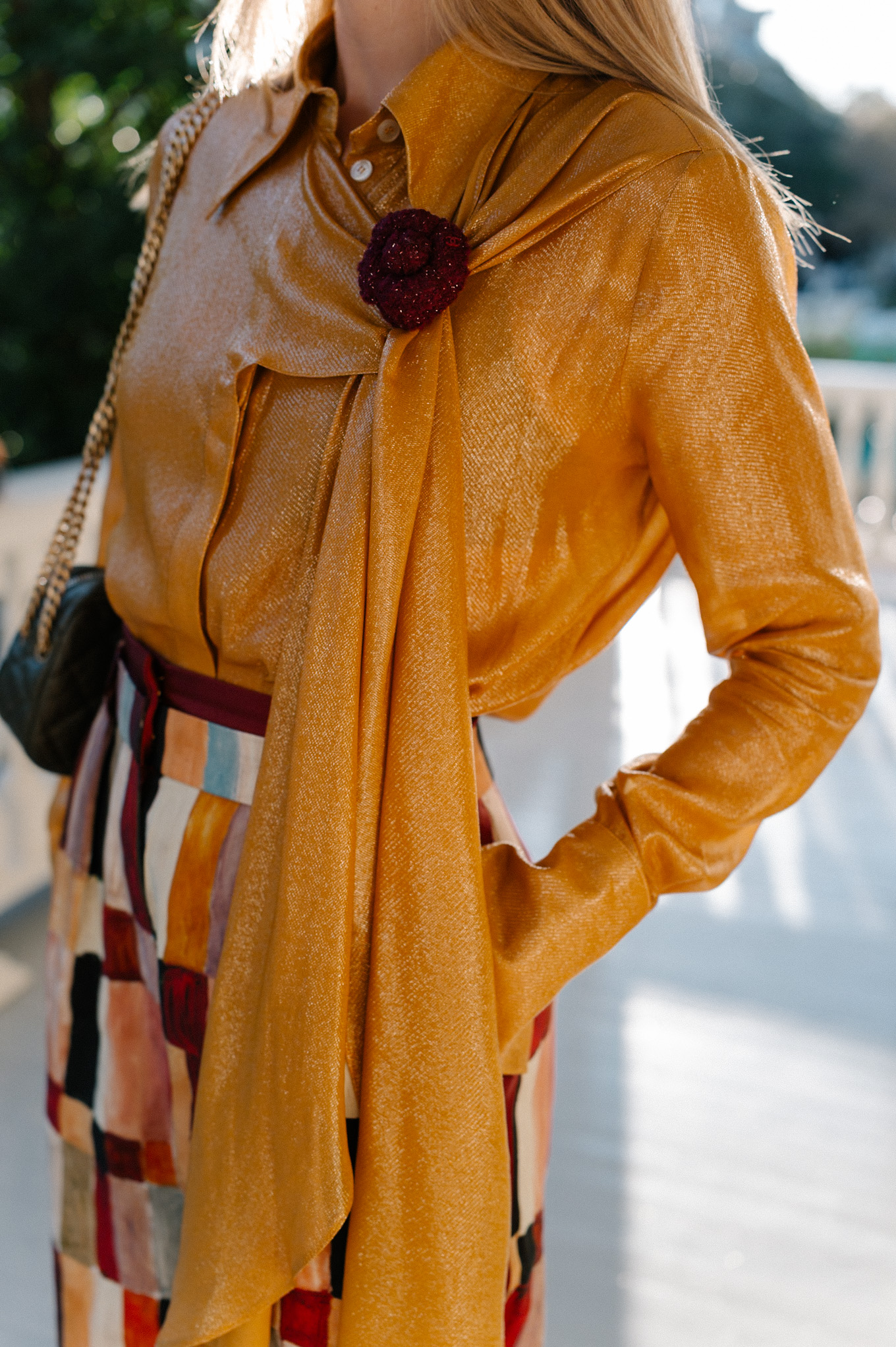 Top doré, broche fleur, couleur : pantalon carrelé