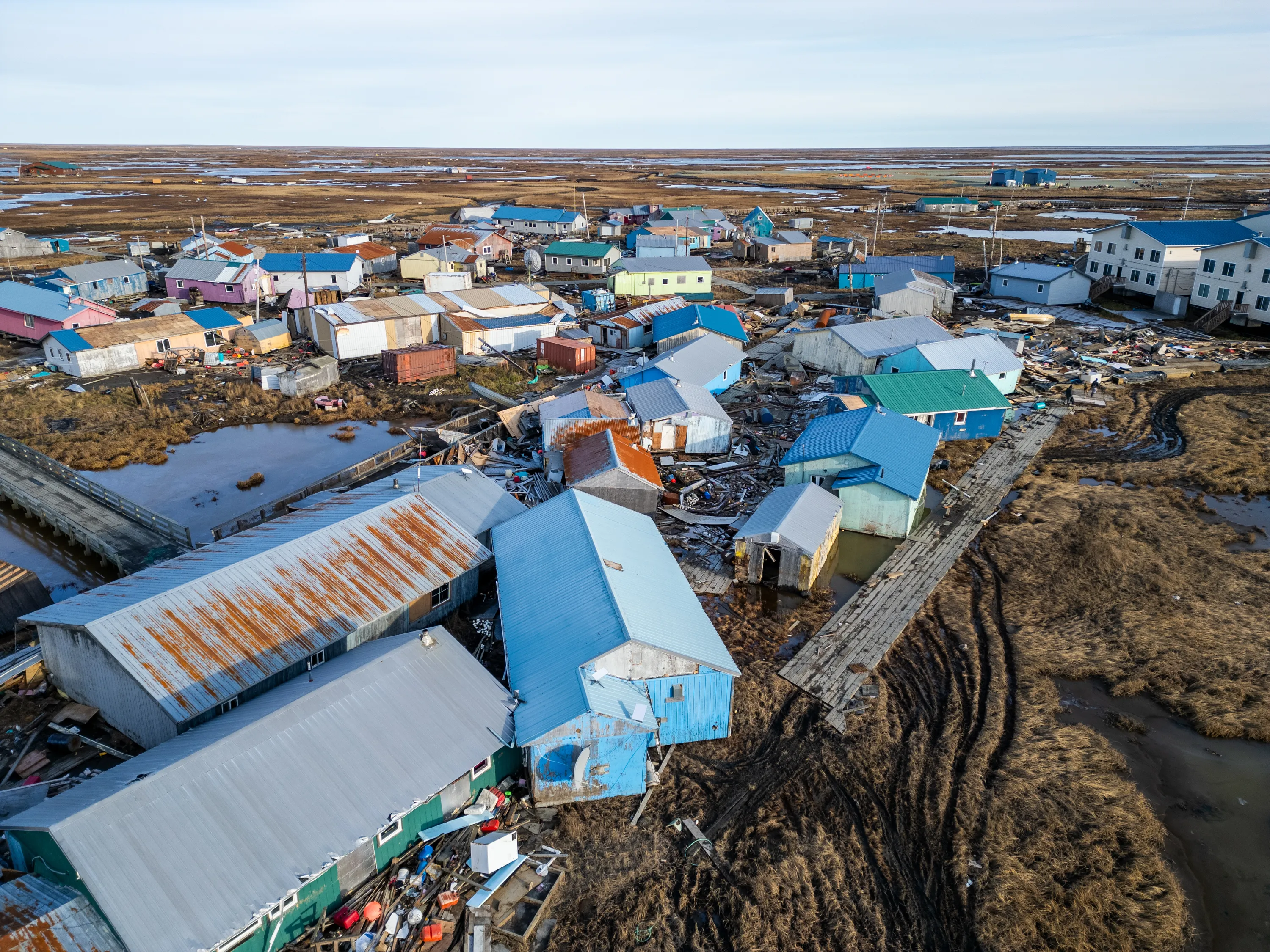 Eine Luftaufnahme farbenfroher Gebäude, die ineinander gestoßen sind.