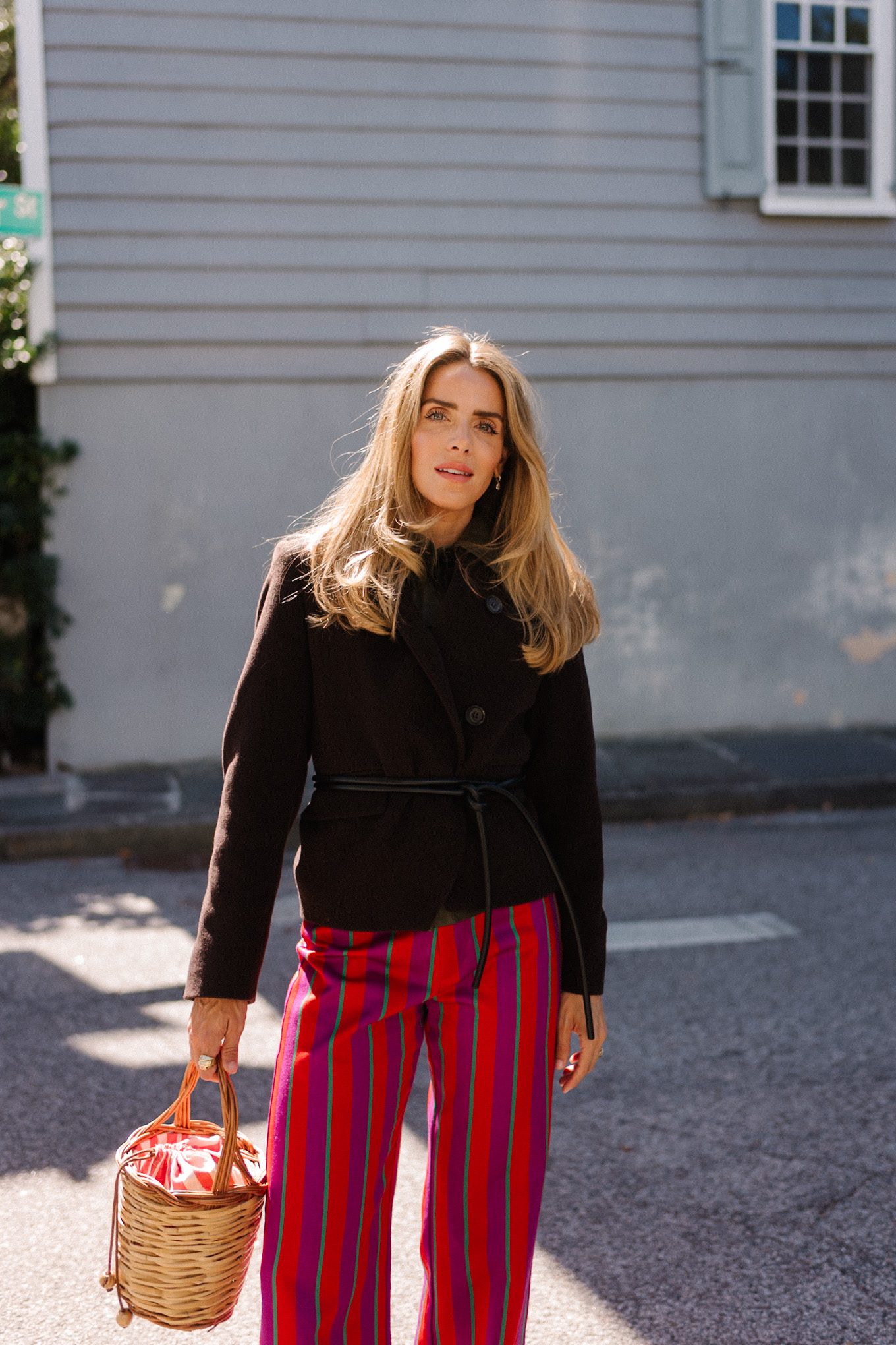 pantalon rayé rose, violet, rouge, veste en laine marron