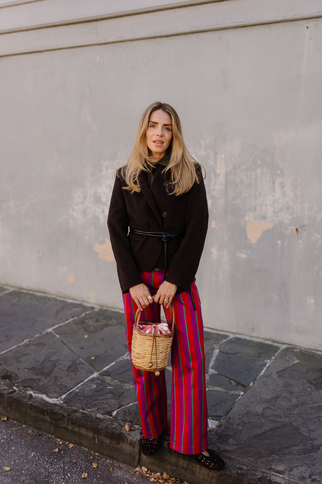 pantalon rayé rose, violet, rouge, veste en laine marron