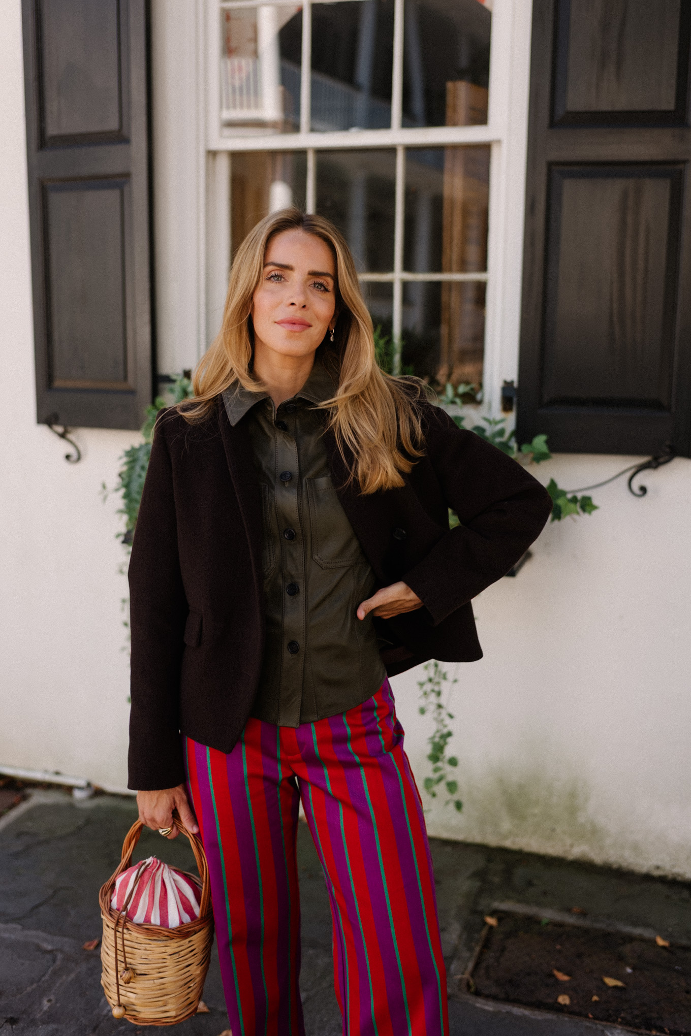 pantalon rayé rose, violet, rouge, veste en laine marron