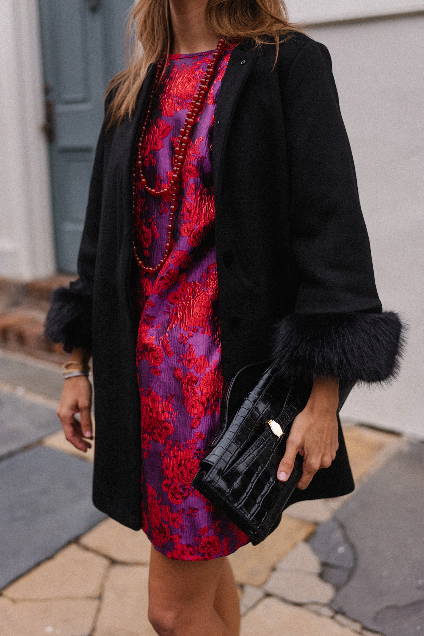 Mini robe en brocart rose rouge, manteau d'occasion noir