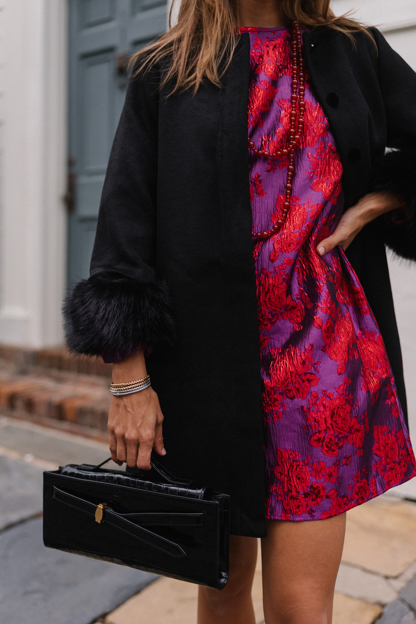 Mini robe en brocart rose rouge, manteau d'occasion noir