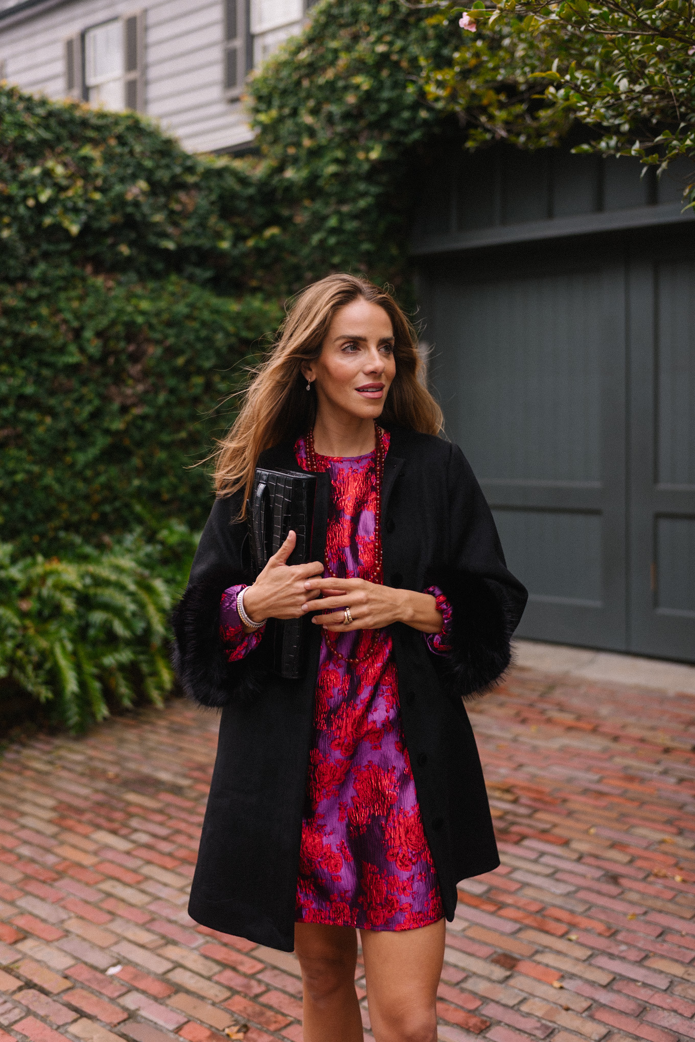 Mini robe en brocart rose rouge, manteau d'occasion noir