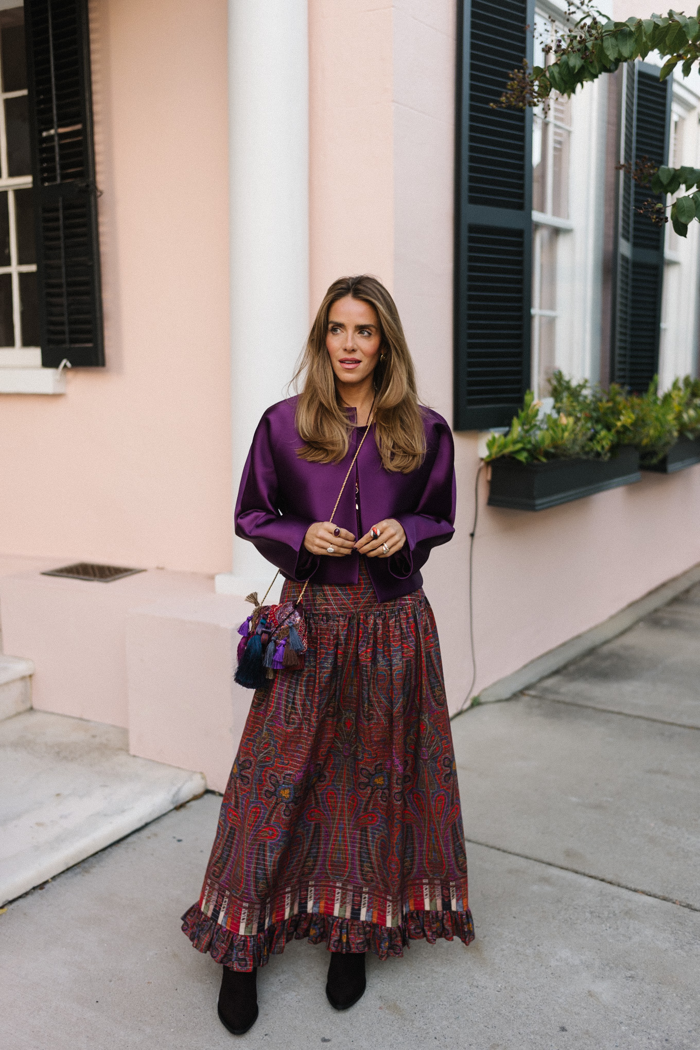 Veste courte en satin violet, jupe longue débardeur violette à motif cachemire