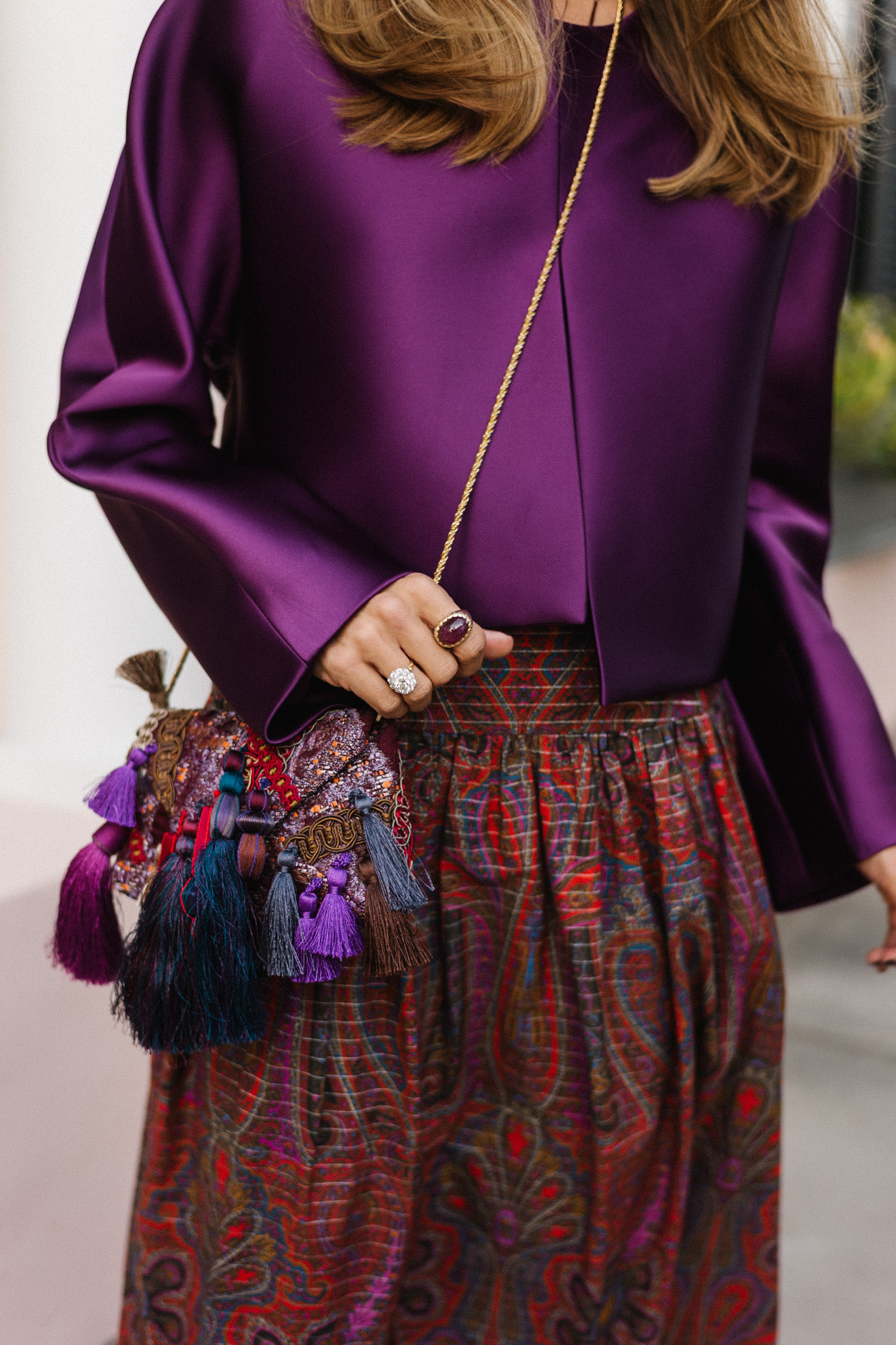 Veste courte en satin violet, jupe longue débardeur violette à motif cachemire