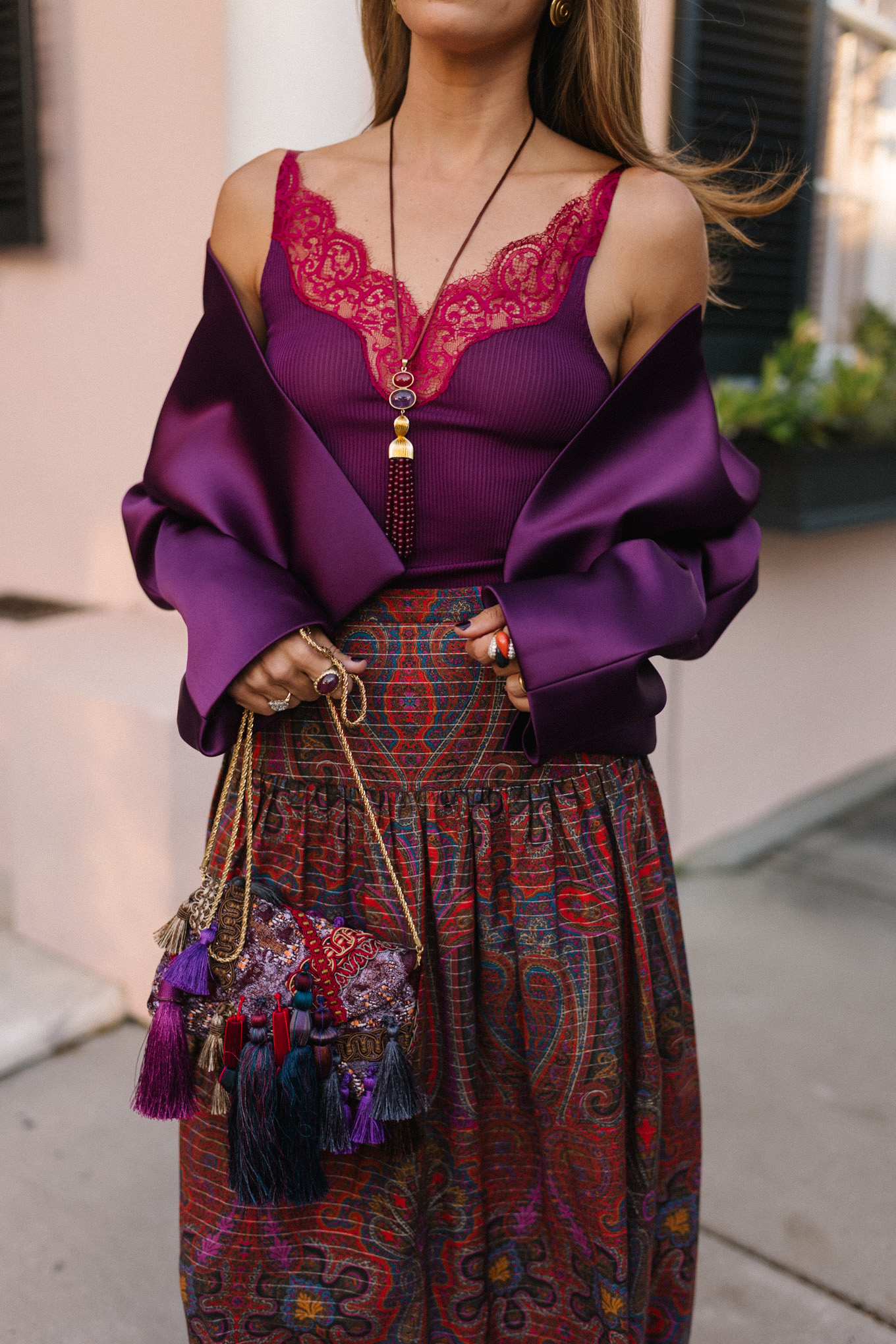 Veste courte en satin violet, jupe longue débardeur violette à motif cachemire