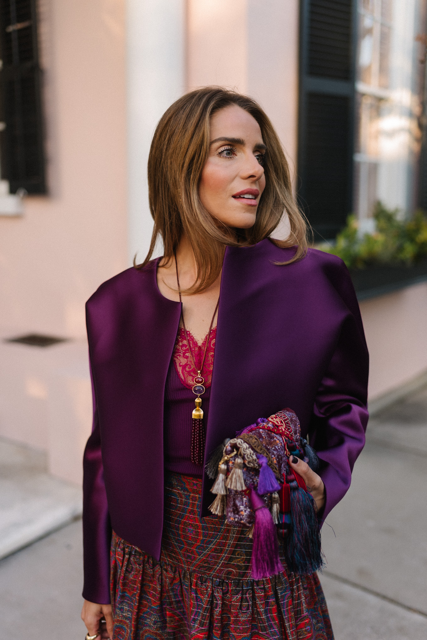 Veste courte en satin violet, jupe longue débardeur violette à motif cachemire