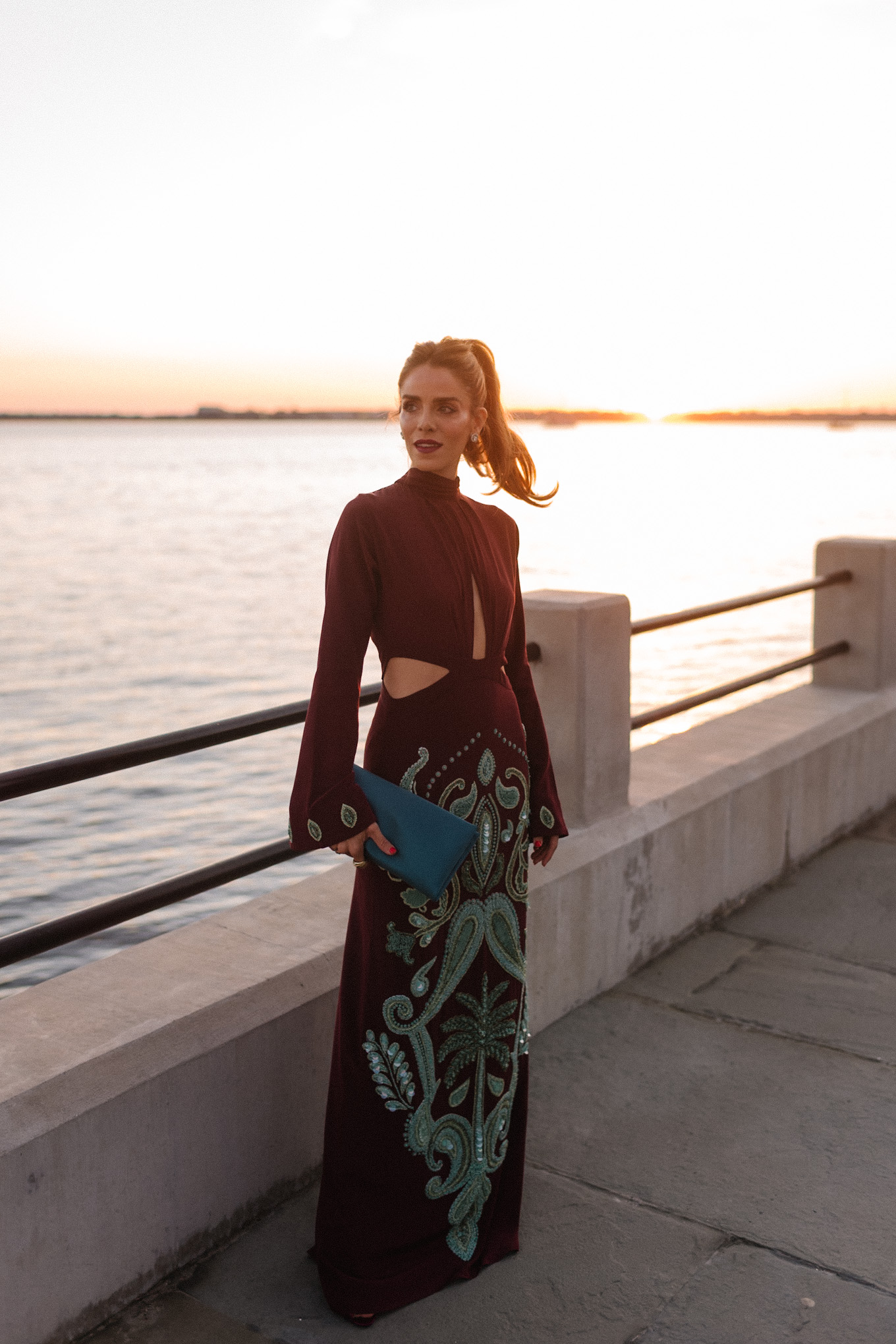 Robe perlée en soie marron et bleu sarcelle, pochette turquoise, talons roses et boucles d'oreilles en diamant