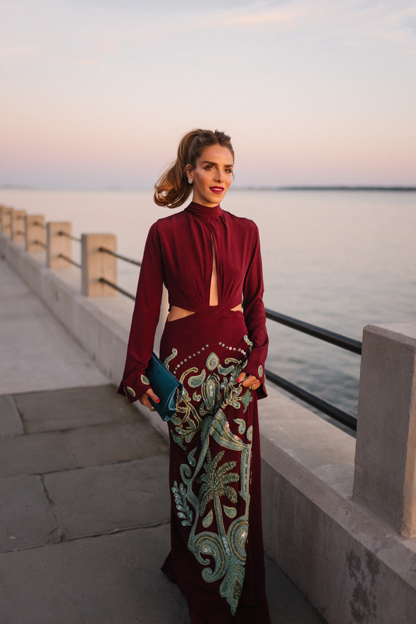 Robe perlée en soie marron et bleu sarcelle, pochette turquoise, talons roses et boucles d'oreilles en diamant