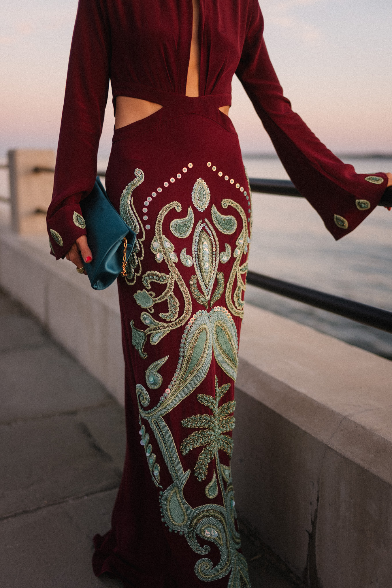 Robe perlée en soie marron et bleu sarcelle, pochette turquoise, talons roses et boucles d'oreilles en diamant
