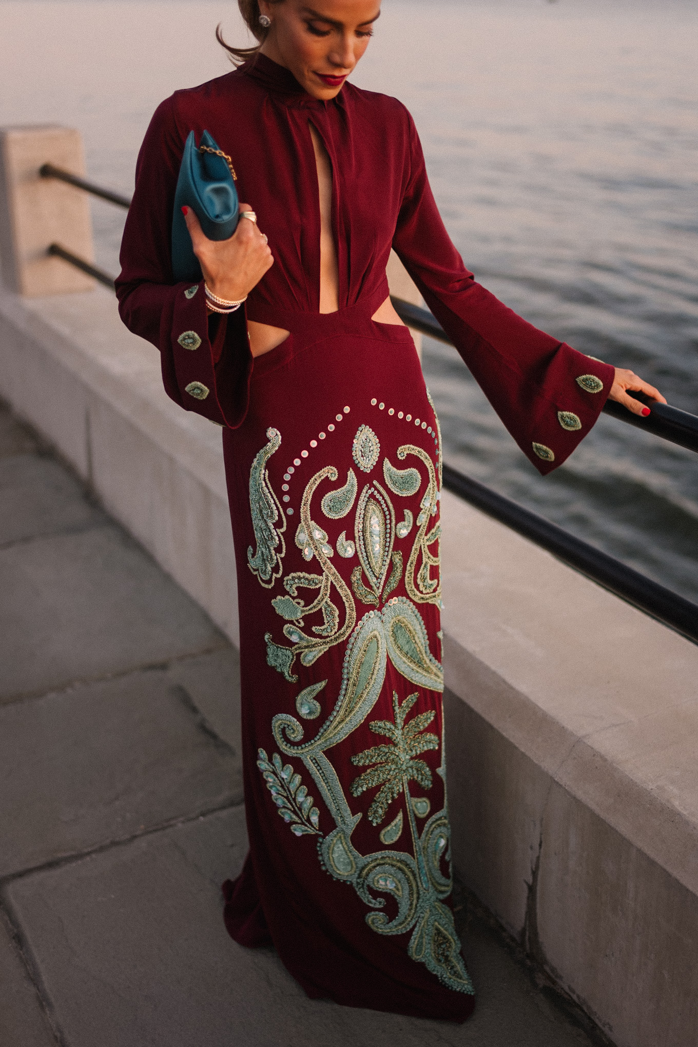 Robe perlée en soie marron et bleu sarcelle, pochette turquoise, talons roses et boucles d'oreilles en diamant