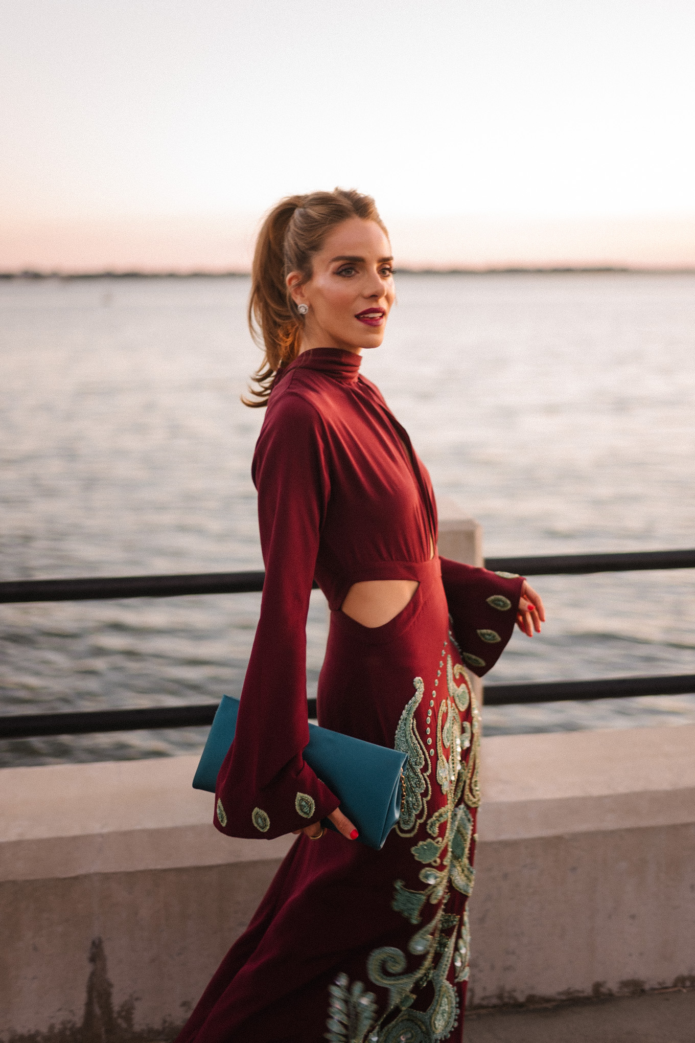 Robe perlée en soie marron et bleu sarcelle, pochette turquoise, talons roses et boucles d'oreilles en diamant