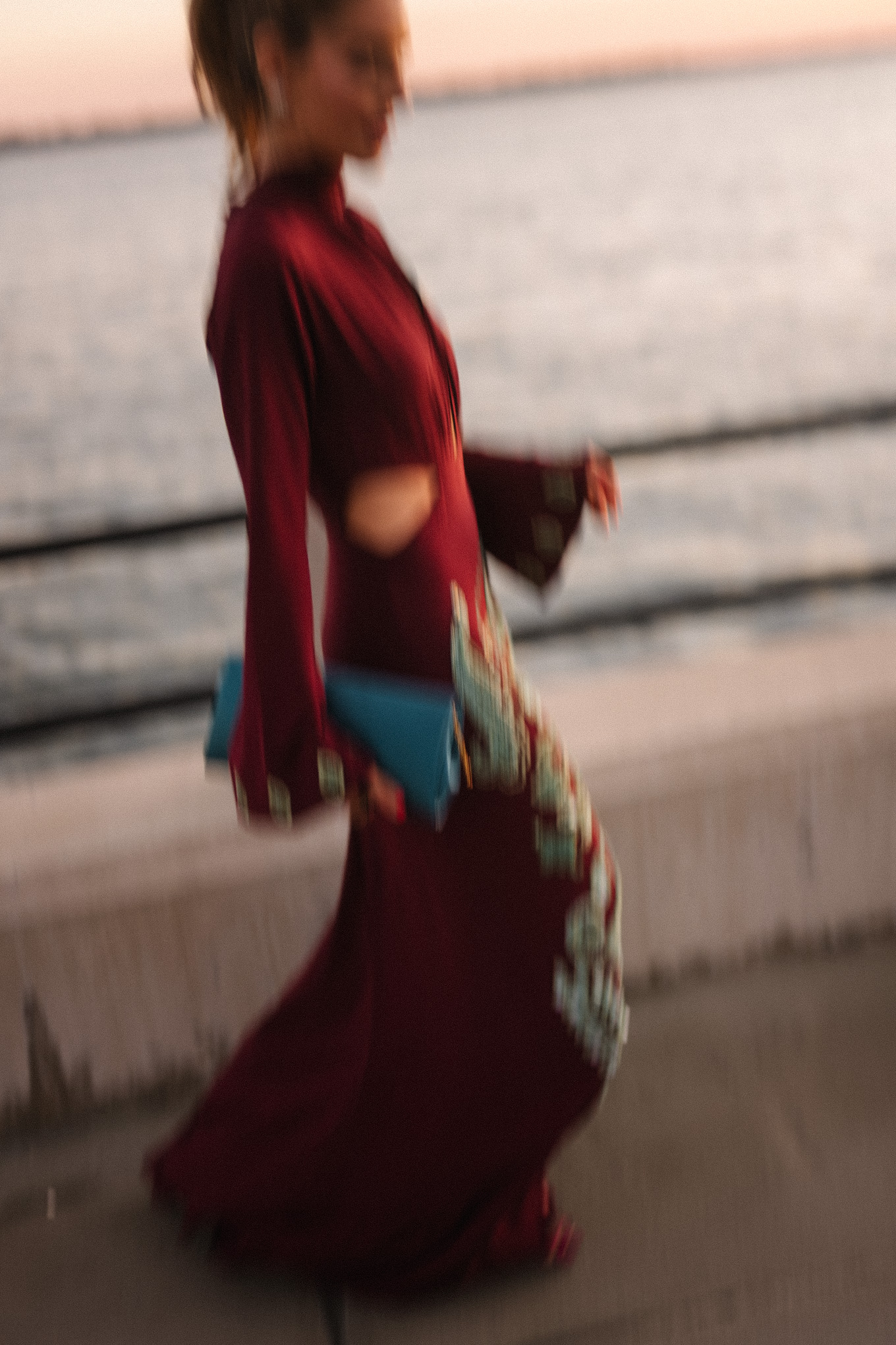 Robe perlée en soie marron et bleu sarcelle, pochette turquoise, talons roses et boucles d'oreilles en diamant