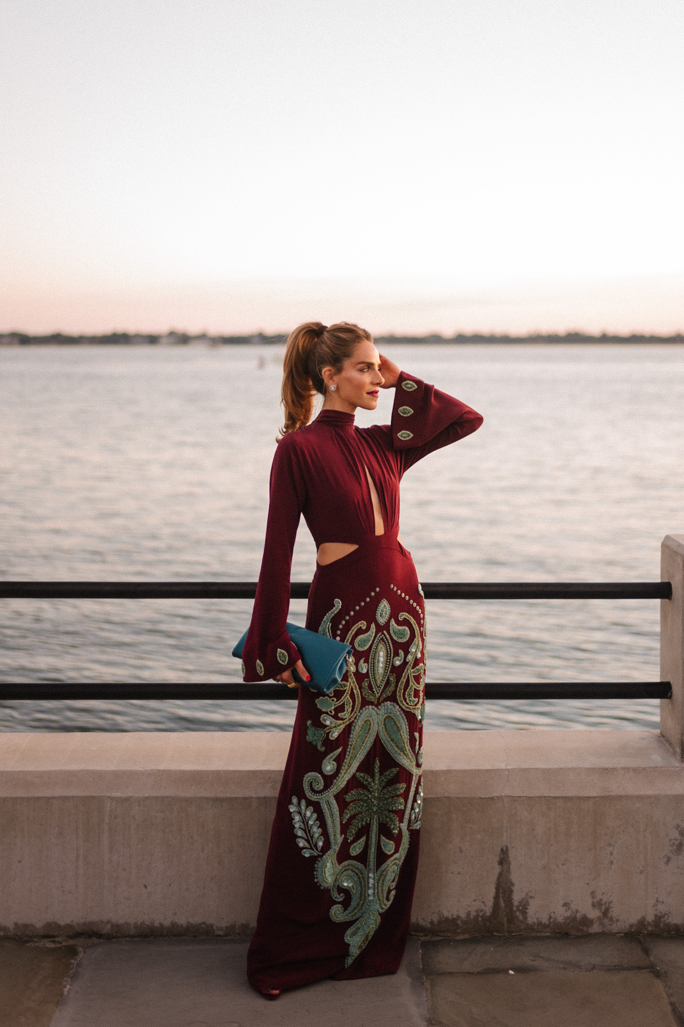 Robe perlée en soie marron et bleu sarcelle, pochette turquoise, talons roses et boucles d'oreilles en diamant
