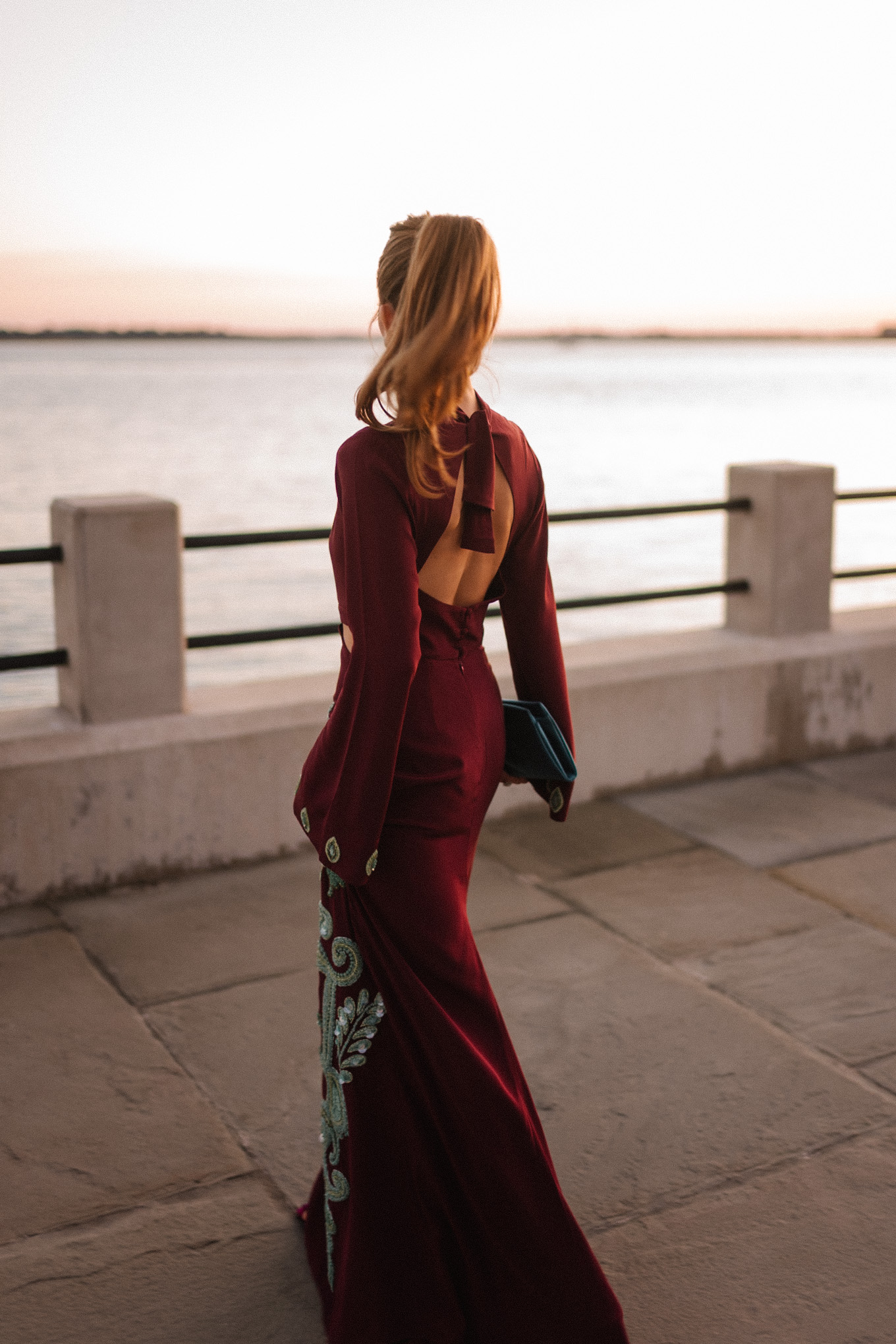 Robe perlée en soie marron et bleu sarcelle, pochette turquoise, talons roses et boucles d'oreilles en diamant