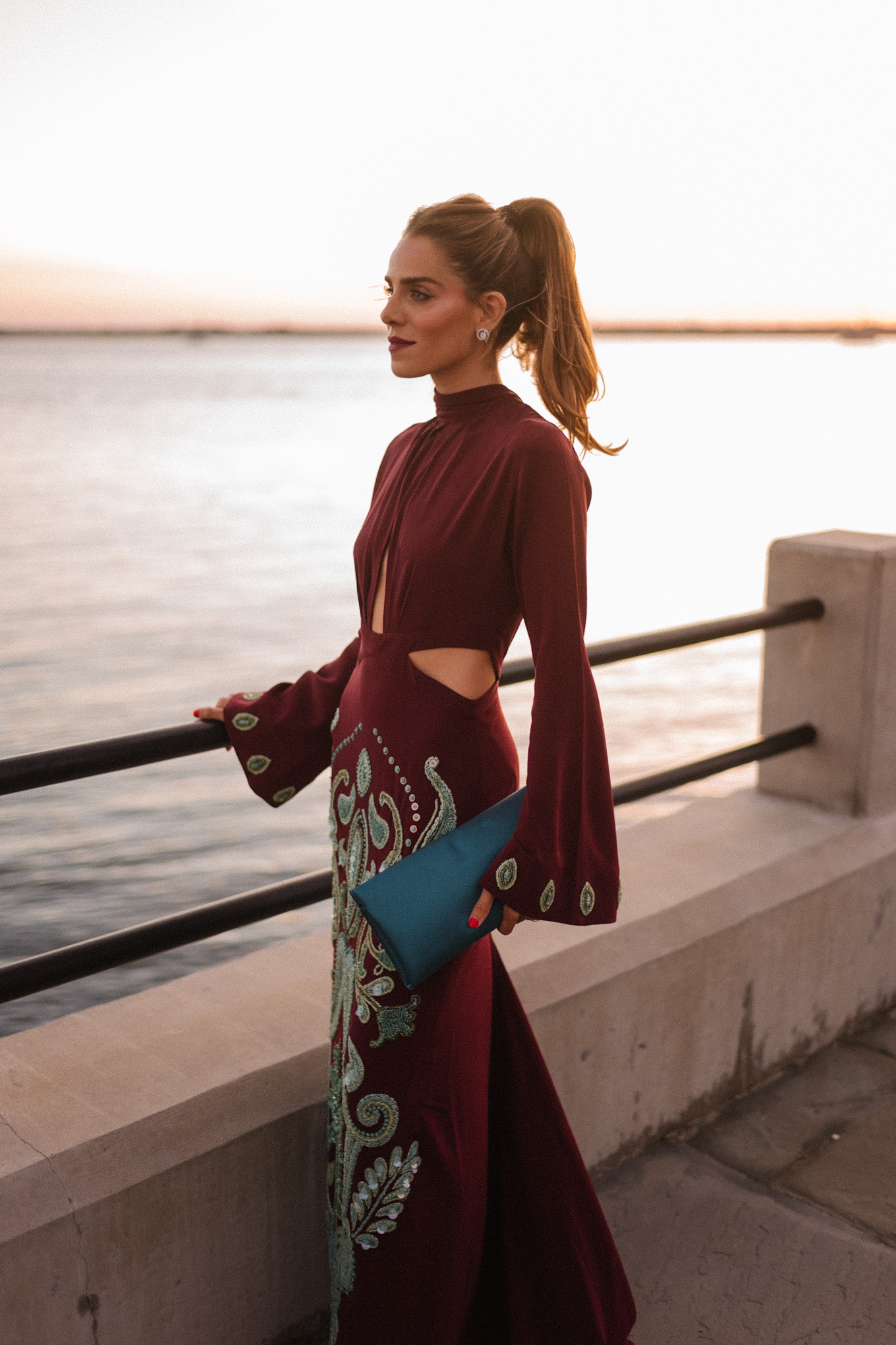 Robe perlée en soie marron et bleu sarcelle, pochette turquoise, talons roses et boucles d'oreilles en diamant