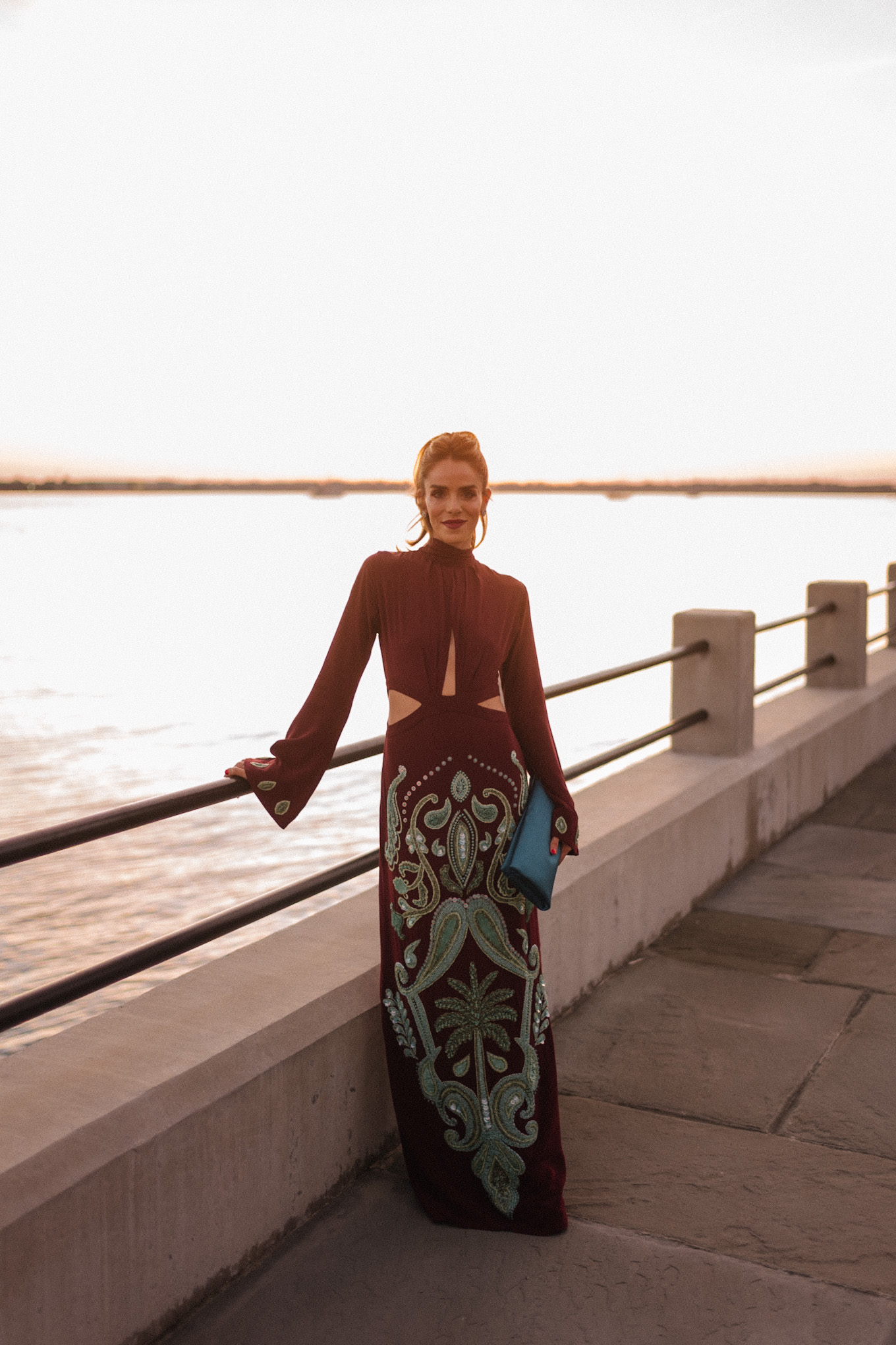 Robe perlée en soie marron et bleu sarcelle, pochette turquoise, talons roses et boucles d'oreilles en diamant