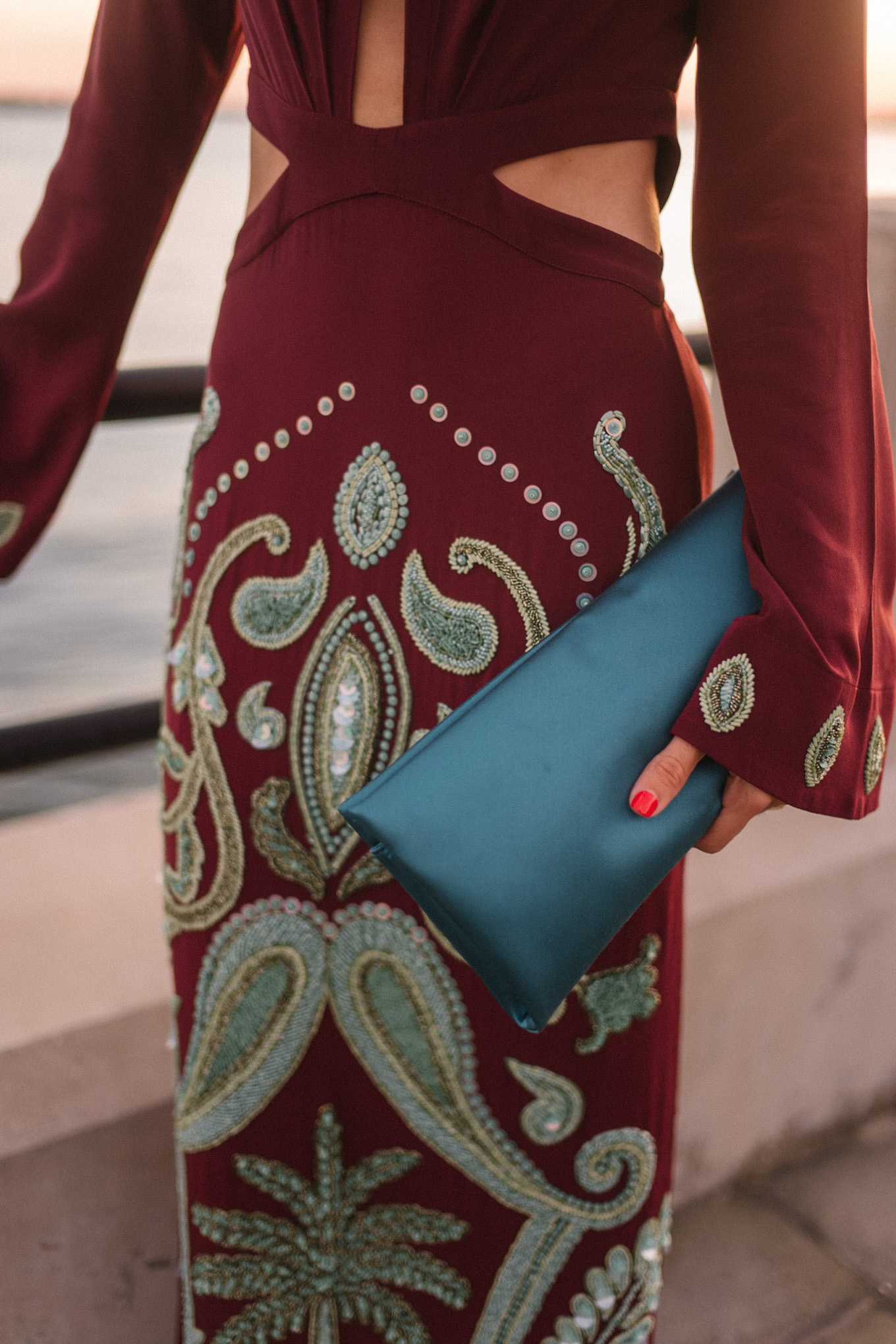 Robe perlée en soie marron et bleu sarcelle, pochette turquoise, talons roses et boucles d'oreilles en diamant