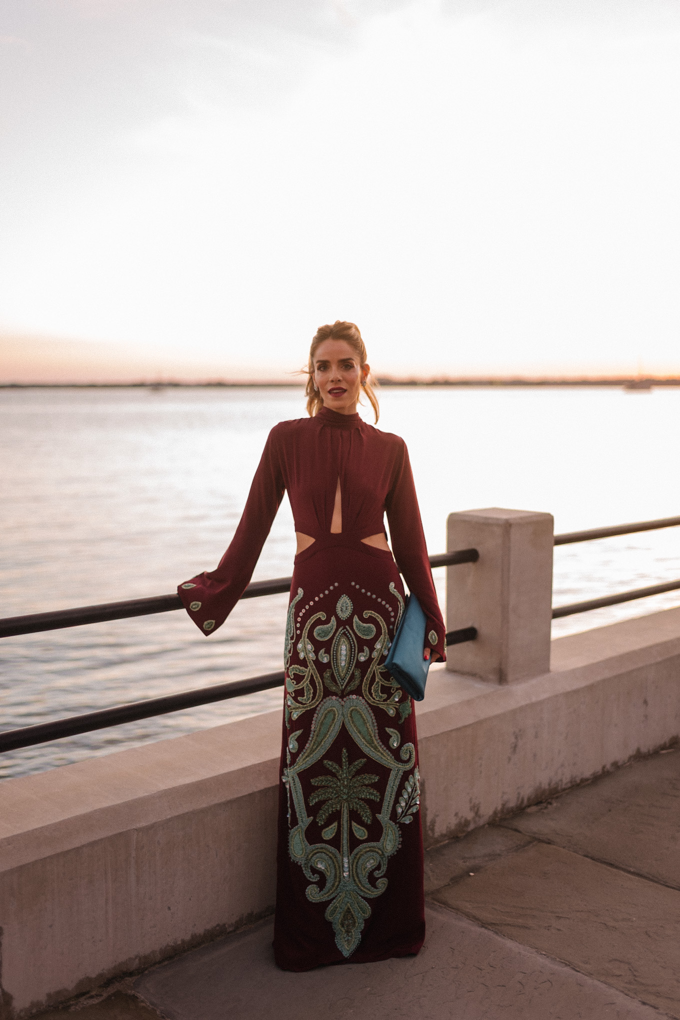 Robe perlée en soie marron et bleu sarcelle, pochette turquoise, talons roses et boucles d'oreilles en diamant