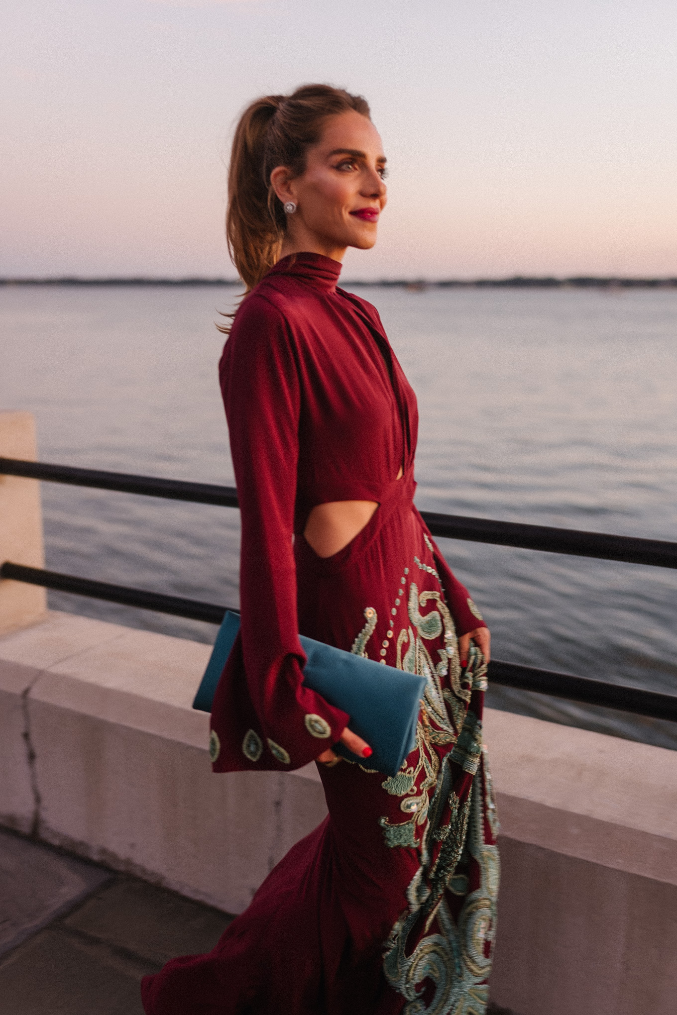 Robe perlée en soie marron et bleu sarcelle, pochette turquoise, talons roses et boucles d'oreilles en diamant