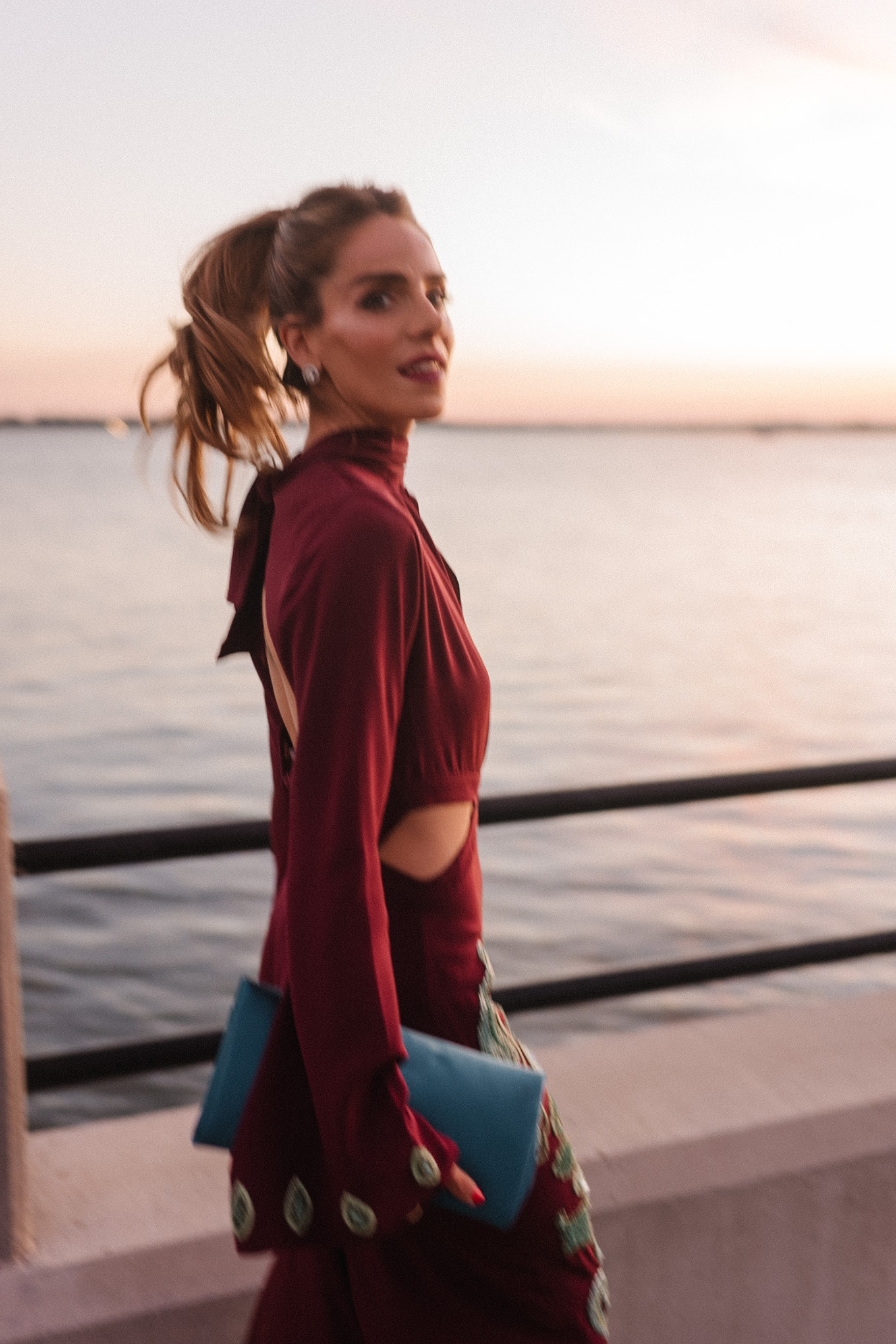 Robe perlée en soie marron et bleu sarcelle, pochette turquoise, talons roses et boucles d'oreilles en diamant