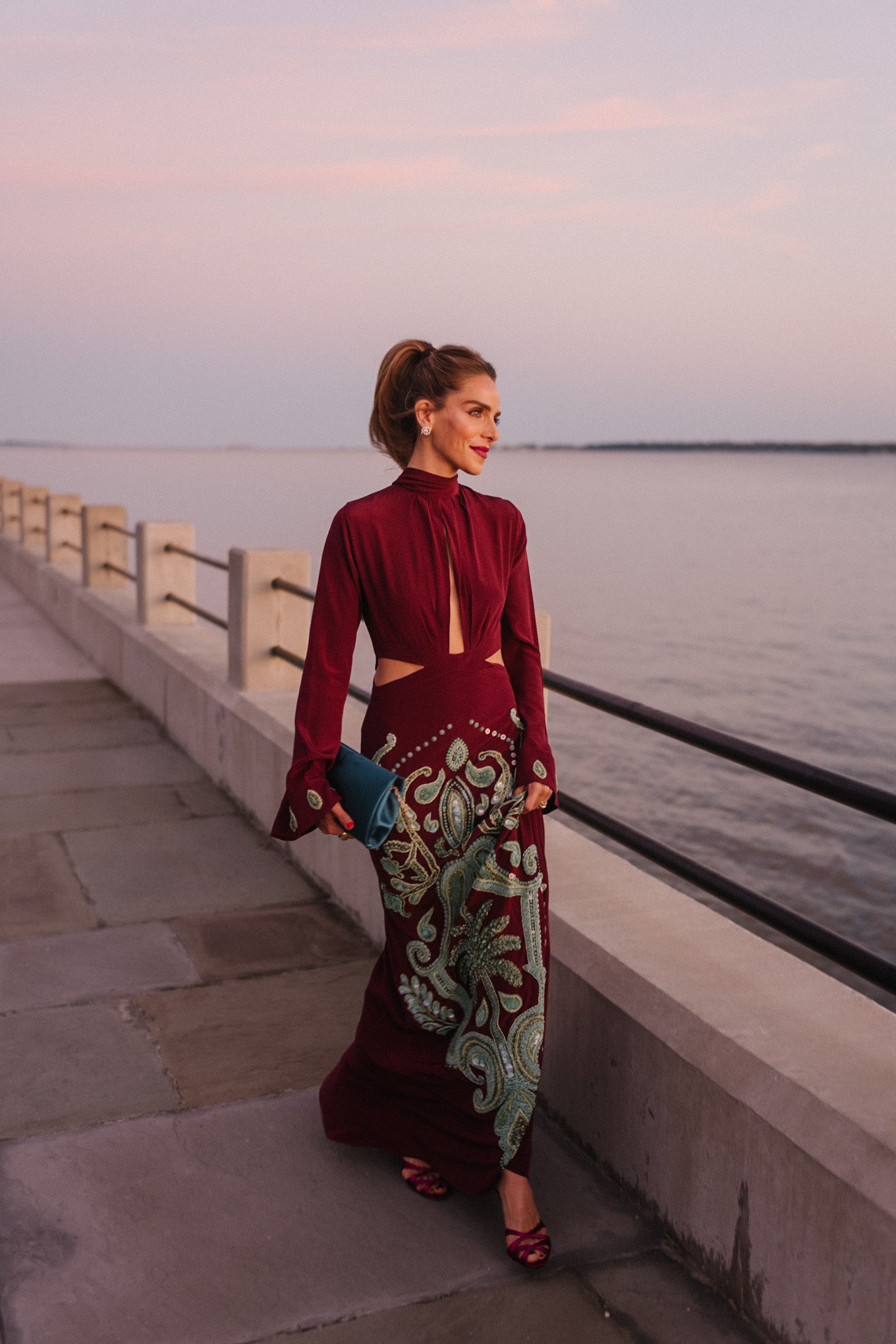 Robe perlée en soie marron et bleu sarcelle, pochette turquoise, talons roses et boucles d'oreilles en diamant