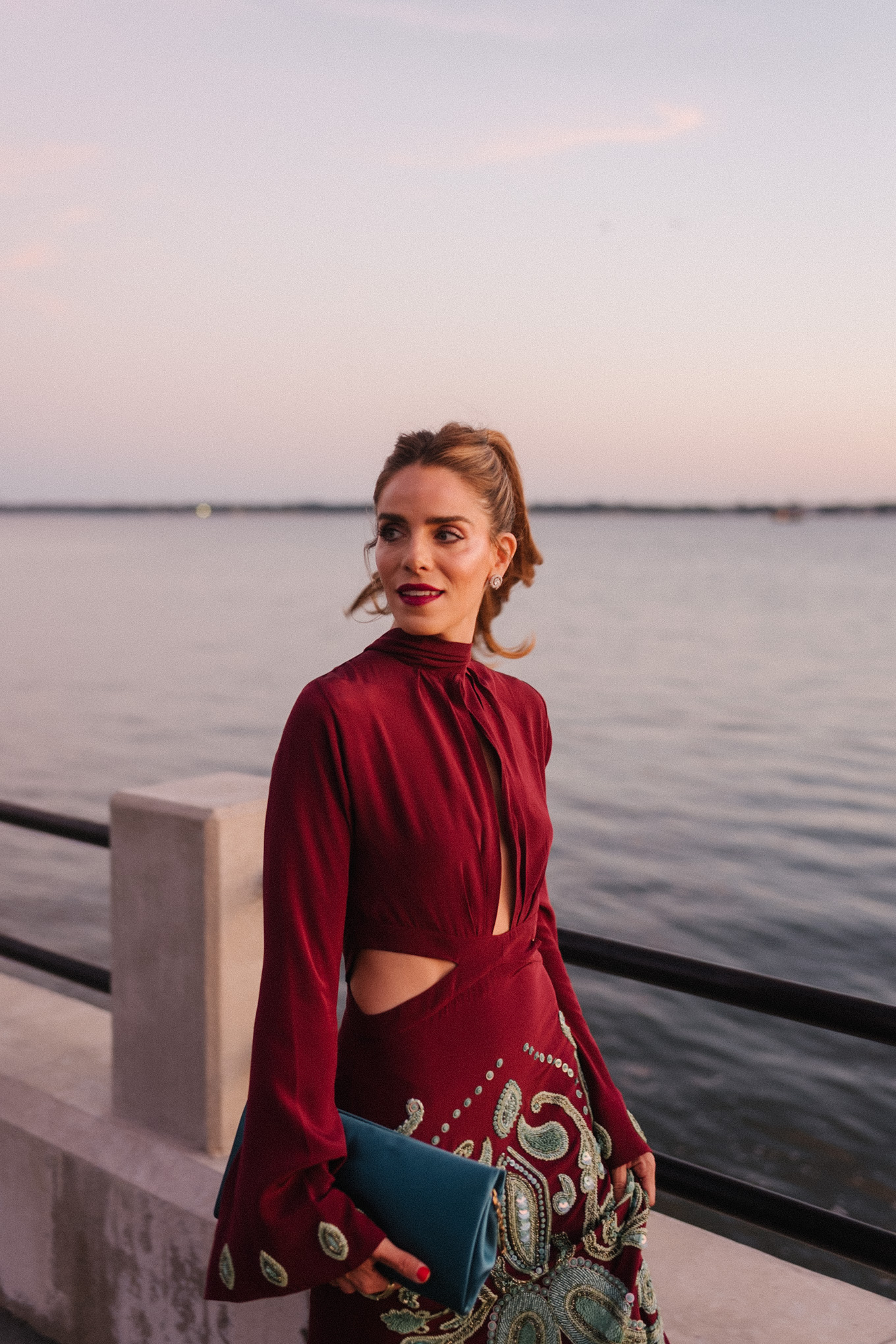 Robe perlée en soie marron et bleu sarcelle, pochette turquoise, talons roses et boucles d'oreilles en diamant