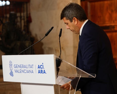 Le directeur régional de Valence, Carlos Mazón, fait une déclaration officielle au Palau de la Generalitat Valenciana.