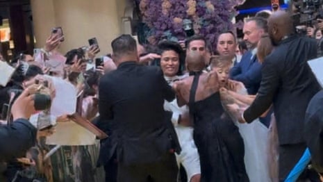 Moment Man attaque Ariana Grande lors de la première de 