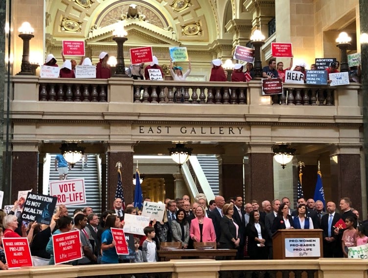 Auf zwei Etagen der Rotunde des Wisconsin State Capitol versammeln sich Menschenmengen und schwenken Schilder für und gegen das Recht auf Abtreibung.
