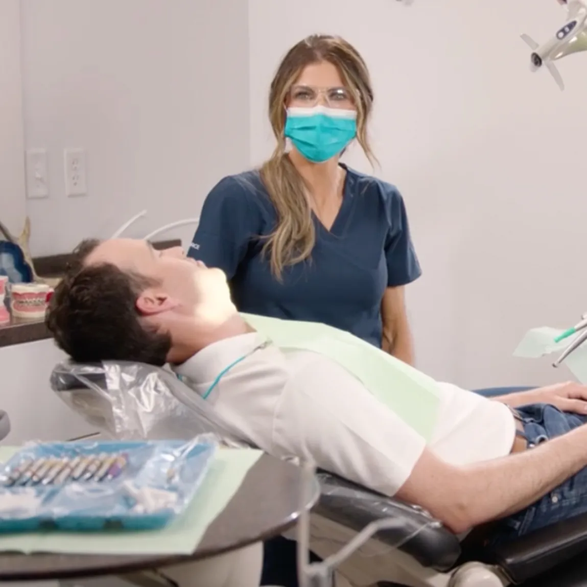 Kristi Noem verkleidet als Zahnärztin mit Kittel und Gesichtsmaske.