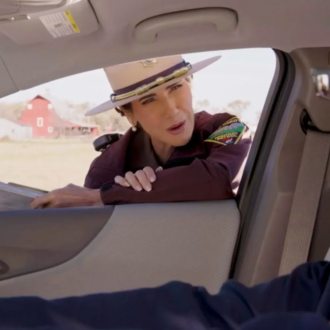 Kristi Noem verkleidet als State Trooper mit breitkrempigem Hut und brauner Uniform. 