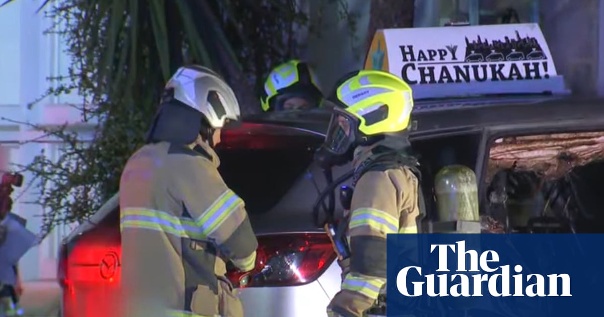 Une voiture avec une pancarte « Joyeuse Hanoukka » incendiée lors d'une attaque antisémite présumée à Melbourne | Criminalité – Australie