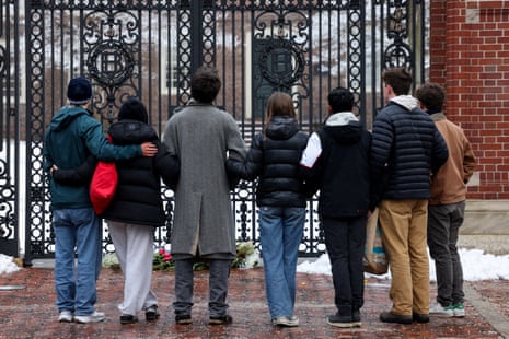 Les étudiants se tiennent devant les portes Van Wickle après avoir déposé des fleurs après la fusillade à l'Université Brown.