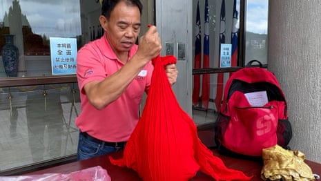 Liu enveloppe l'urne dans un tissu rouge avant de se rendre au Fujian (vidéo)
