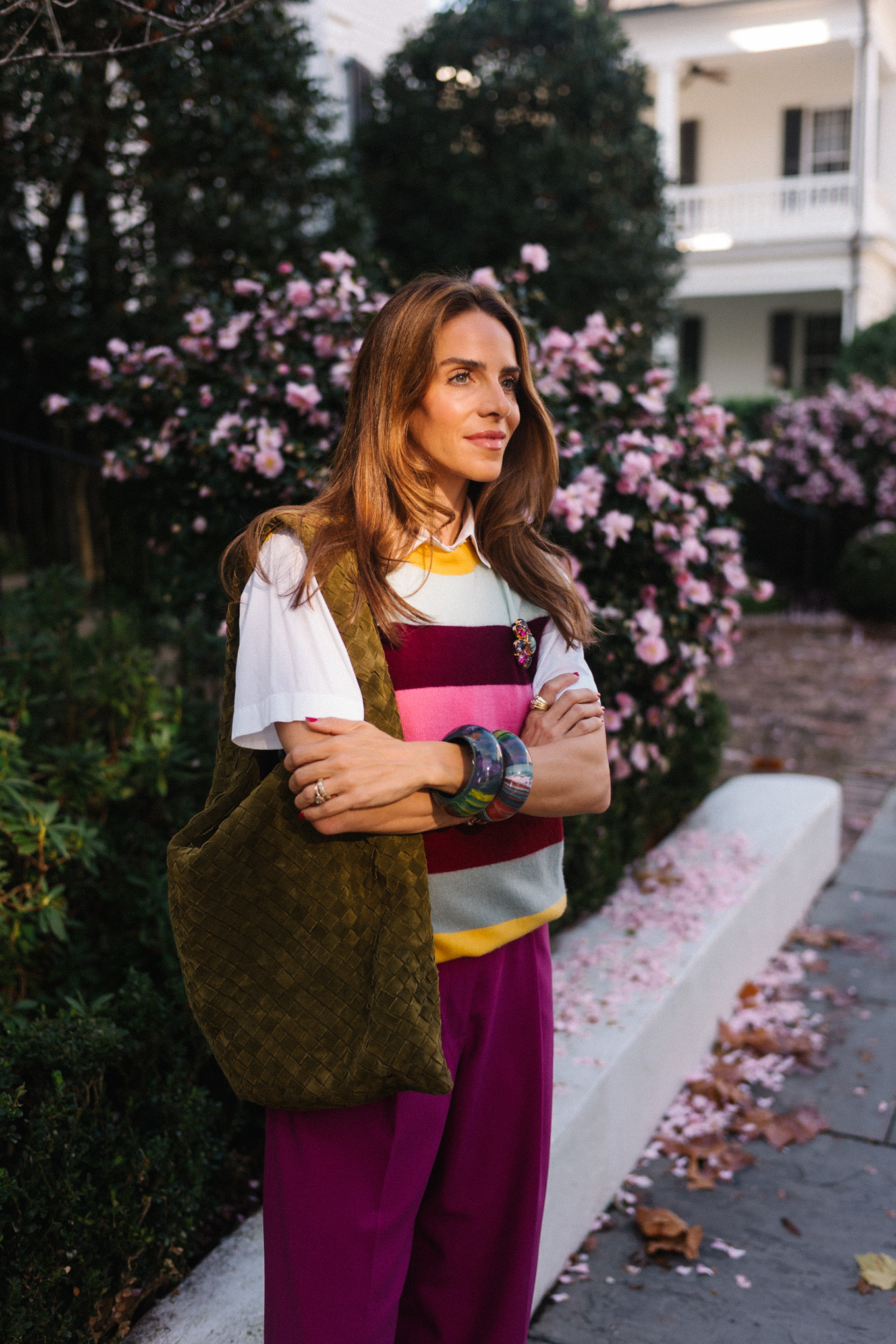 Gilet pull à rayures arc-en-ciel, pantalon en satin magenta, sac en daim vert