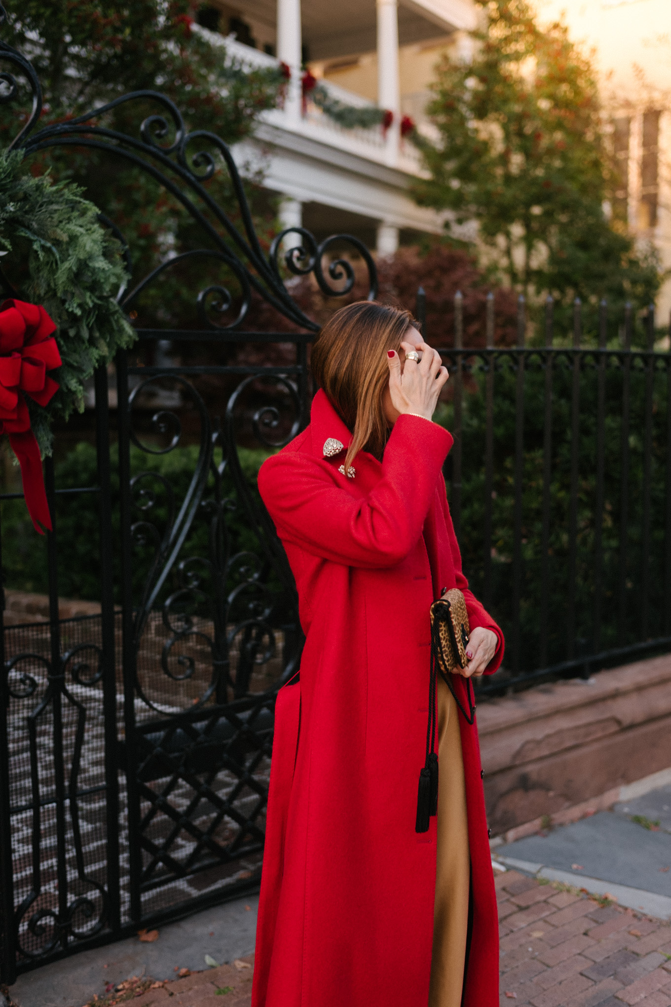 manteau en laine rouge, body rouge, pantalon en satin doré, sac à main léopard