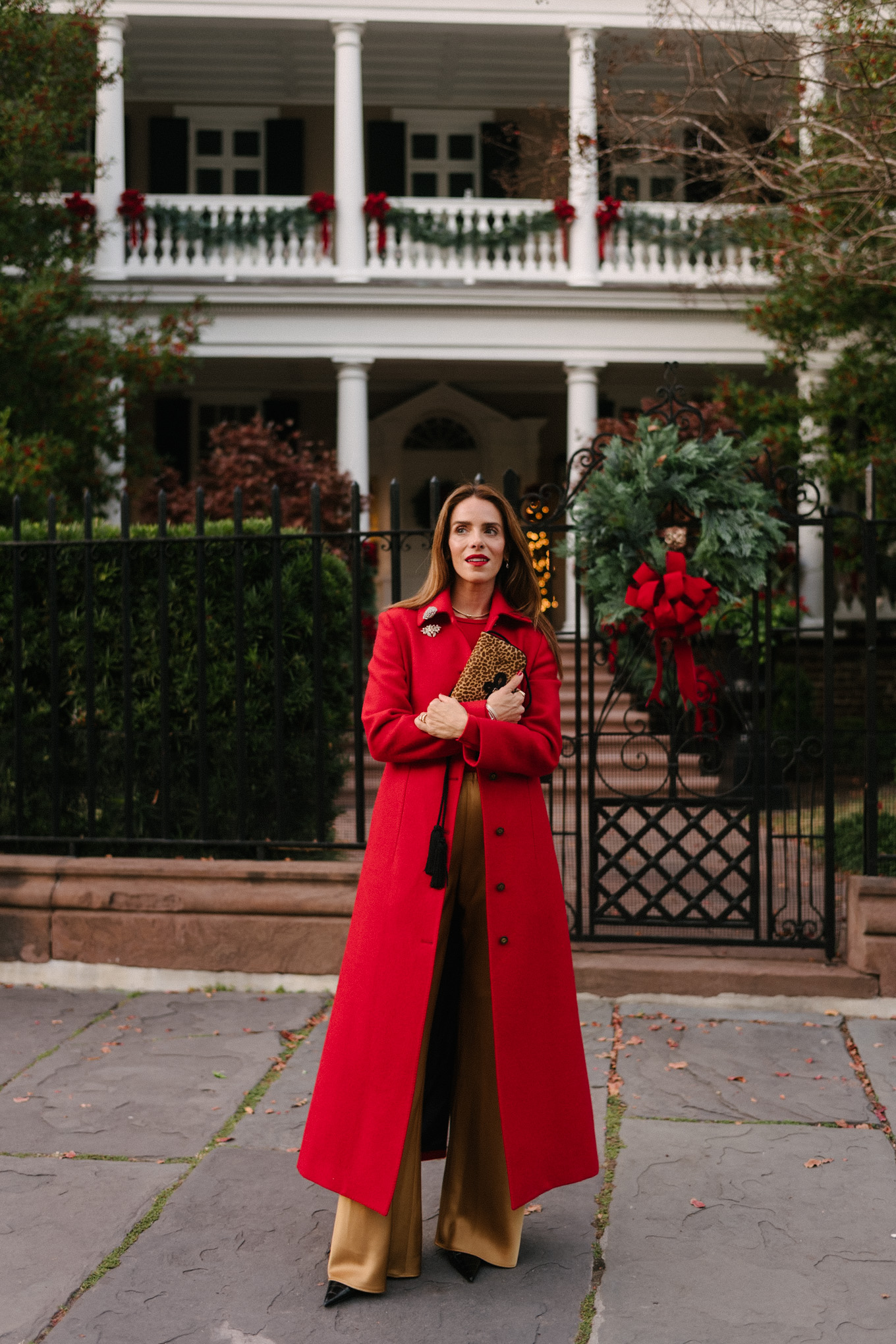 manteau en laine rouge, body rouge, pantalon en satin doré, sac à main léopard