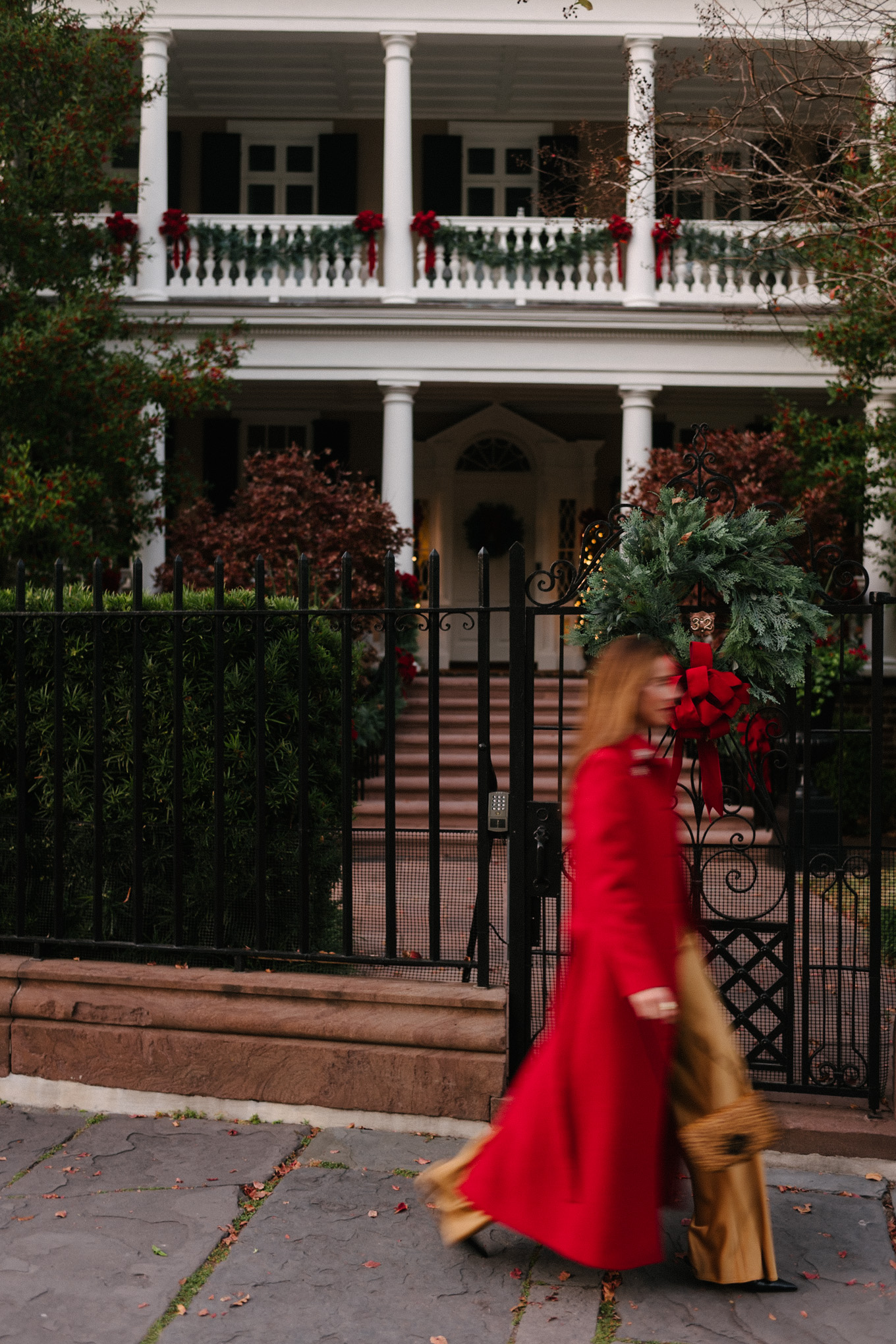 manteau en laine rouge, body rouge, pantalon en satin doré, sac à main léopard
