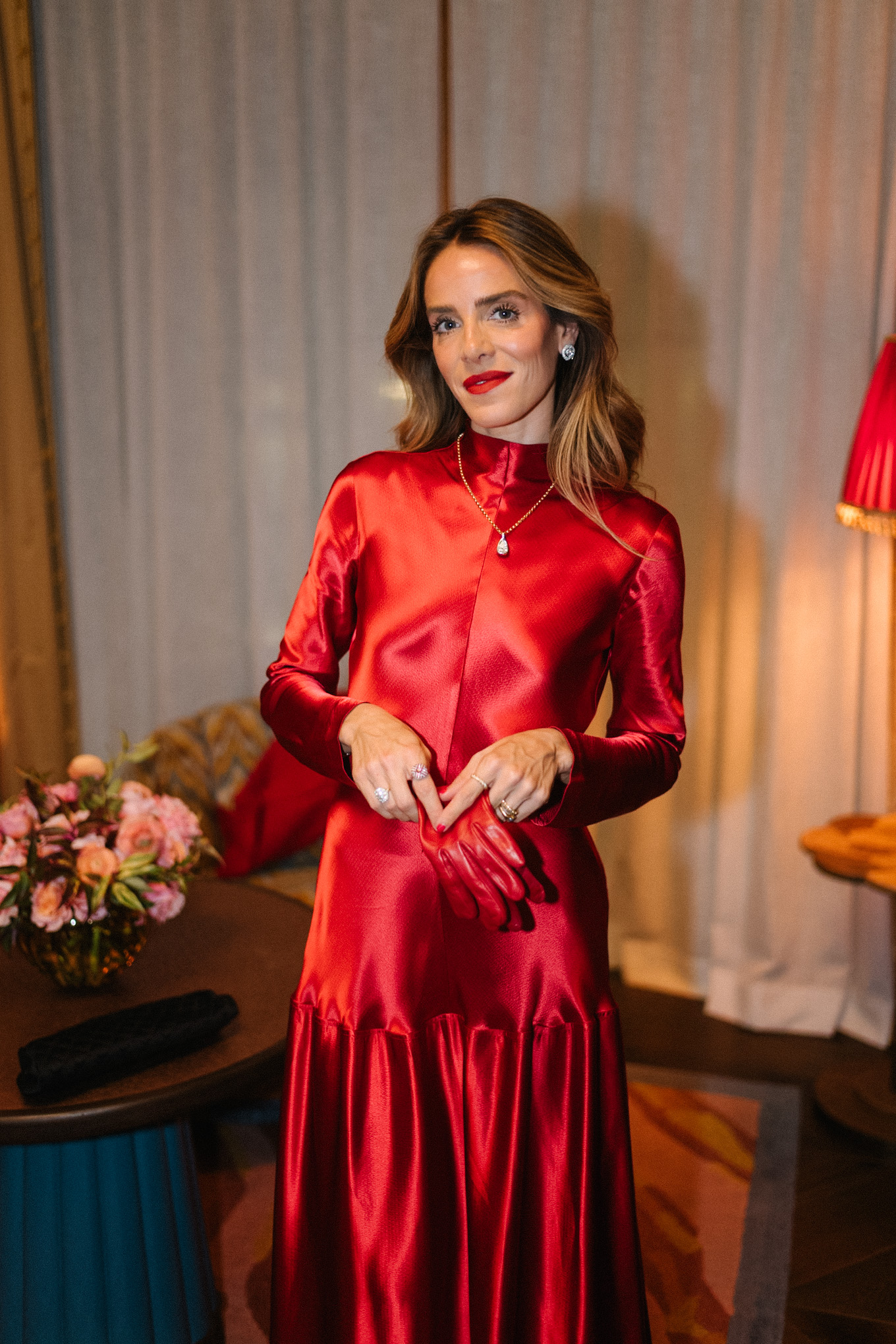 Robe longue en satin rouge à manches longues, gants en cuir rouges